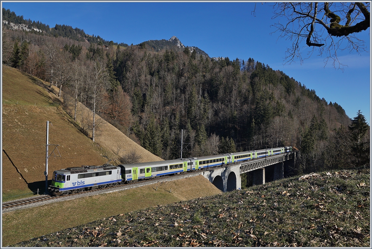 Die BLS Re 4/4 II 502 ist mit ihrem RE 4068 auf dem Weg von Zweisimmen nach Interlaken Ost und überquert kurz vor Weissenburg die 135 Meter lange Bunschenbachbrücke.

12. Jan. 2020 