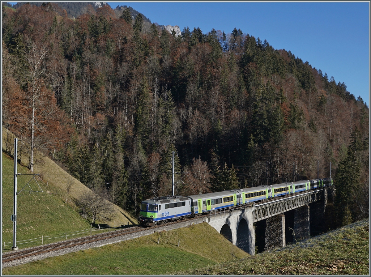 Die BLS Re 4/4 II 502 ist mit ihrem RE auf dem Weg von Interlaken Ost nach Zweisimmen und fährt bei Weissenburg über den Bunschenbach Viadukt. 

25. Nov. 2020