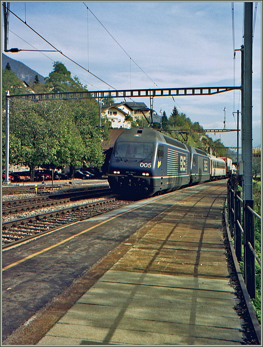 Die BLS Re 465 005 und 002 (?) mit einer RoLa bei der Durchfahrt in Ausserberg auf dem Weg in Richtung Basel. 

Analogbild vom Okt. 2001