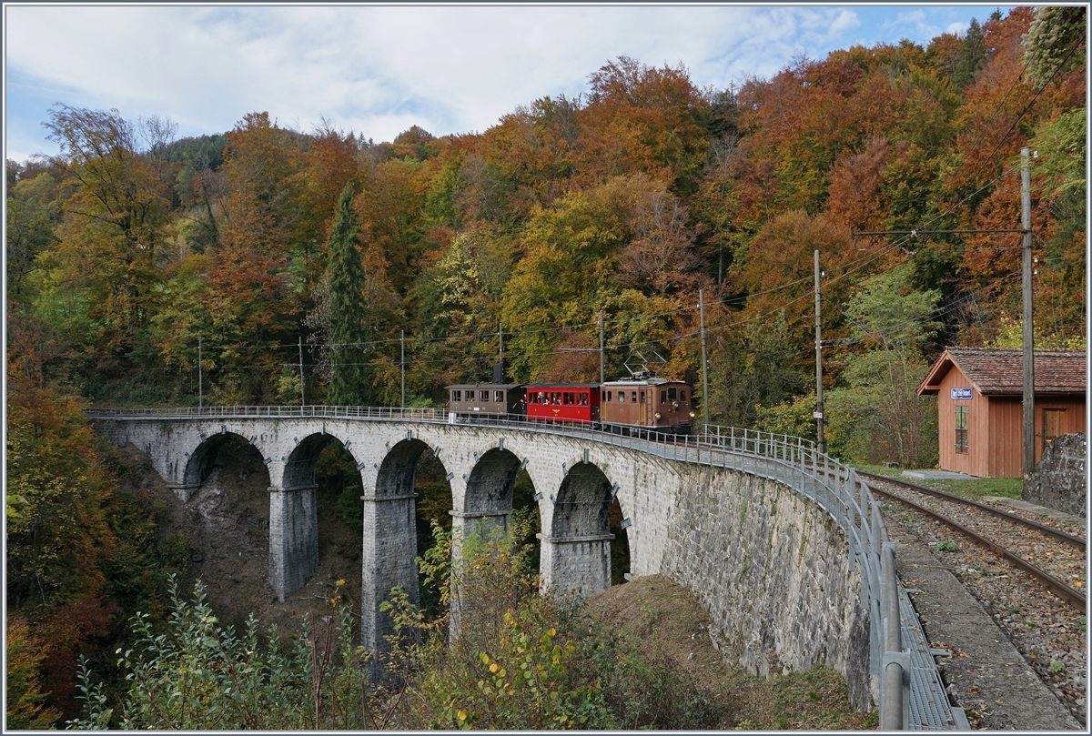 Die BOB HGe 3/3 erreicht mit einem bunten Reisezug, der schön zu den Herbstfarben passt,   Vers-chez-Robert.

27. Oktober 2019