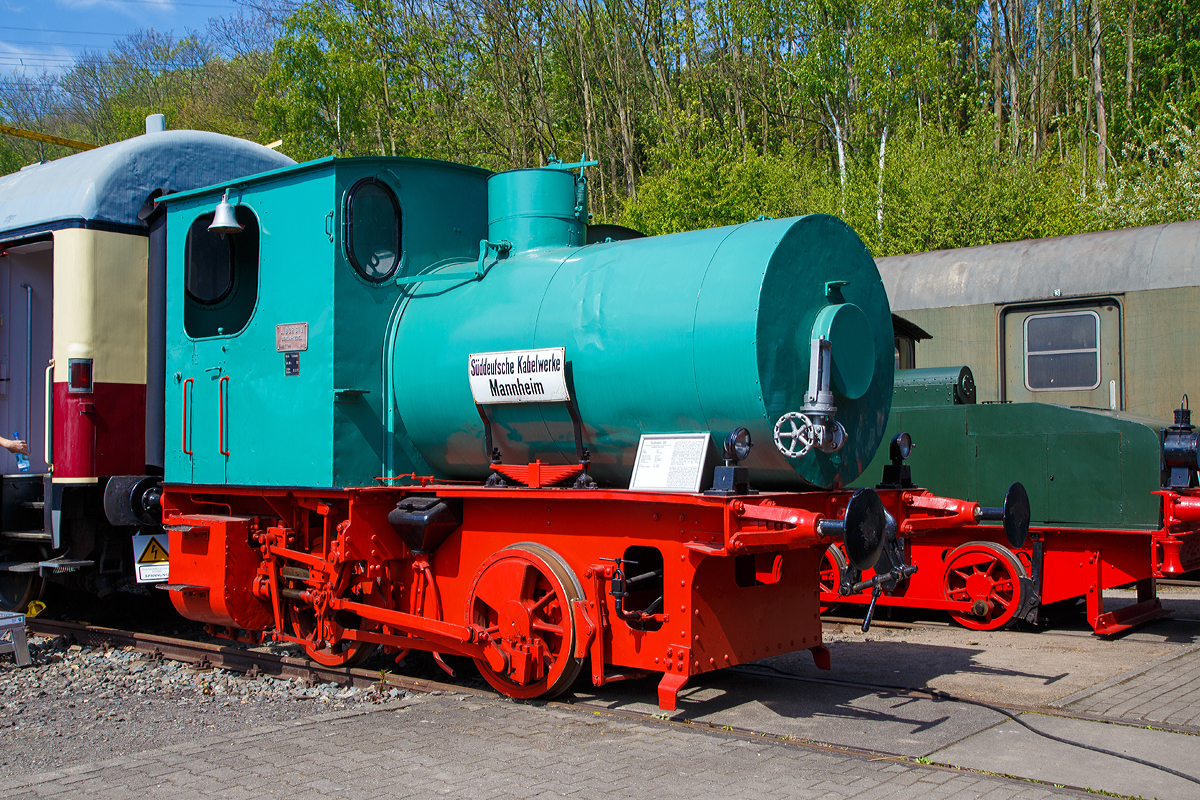 Die Borsig 7794 Dampfspeicherlokomotive Südkabel 120 (der Süddeutsche Kabelwerke AG, Mannheim) am 30.04.2017 im Eisenbahnmuseum Bochum-Dahlhausen.  Die Lok wurde 1910 von Borsig in Berlin-Tegel unter der Fabriknummer 7794 gebaut.

Dampfspeicherlokomotiven steilen eine Sonderbauart von Dampflokomotiven dar, da die Kesselbauform und dessen Funktionsweise von der der klassischen Dampflokomotiven abweicht. Der Kessel einer Dampfspeicherlok besitzt keine Feuerbüchse mit einem brennenden Feuer und so ist es auch nicht möglich, den Dampf an Bord der Maschine zu erzeugen Typisch dafür ist auch der fehlende Schornstein Dampfspeicherlokomotiven werden z.B. dort eingesetzt, wo wegen Explosionsgefahr kein Feuer erlaubt ist, beispielsweise in Raffinerien oder Sprengstoffwerken. Der Dampf wird in einer stationären Kesselanlage erzeugt und der Lokomotive zugeführt, die Lok also regelrecht ,,mit Dampf betankt . Dies lässt auch auf das weitere Einsatzgebiet derartiger Maschinen schließen. In Betrieben, wo aus produktionstechnischen Gründen viel Dampf anfällt, lohnt der Einsatz von Dampfspeicherlokomotiven, da der Dampf sozusagen kostenlos zur Verfügung steht. 

Der Kessel der ,,Südkabel 120  ist ein sogenannter Ruth'scher Dampfspeicher. Beim Füllvorgang wird in den teilweise mit heißem Wasser gefüllte Kessel Dampf mit einem Druck bis zu 12 bar eingelassen. Hierbei wird die Fähigkeit des Wassers ausgenutzt, große Mengen Dampf speichern zu können. Sink beim Betrieb der Druck im Kessel durch Dampfentnahme, so entweicht neuer Dampf aus dem heißen Wasser. So kann eine Dampfspeicherlokomotive mehrere Stunden Dienst leisten, bis der Kessel erschöpft und wieder betankt werden muss.
Weiterhin typisch für Dampfspeicherlokomotiven sind die unter dem Führerhaus angebrachten Zylinder, da so die Wege der Rohrleitungen von der Dampfentnahme aus dem Kessel bis zum Zylinder möglichst kurz gehalten werden können, um eine zu starke Abkühlung des Dampfes und damit den Niederschlag von Wasser in den Zylindern zu verhindern.

TECHNISCHE DATEN:
Spurweite: 1.435 mm
Achsfolge: B
Länge über Puffer: 6.000 mm
Treibraddurchmesser: 850 mm