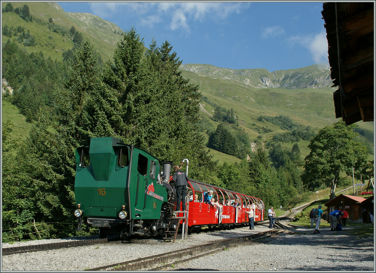 Die BRB H2/3 16 hat Durst und bekommt auf der Planalp 1000 Liter Wasser. 
30. August 2013