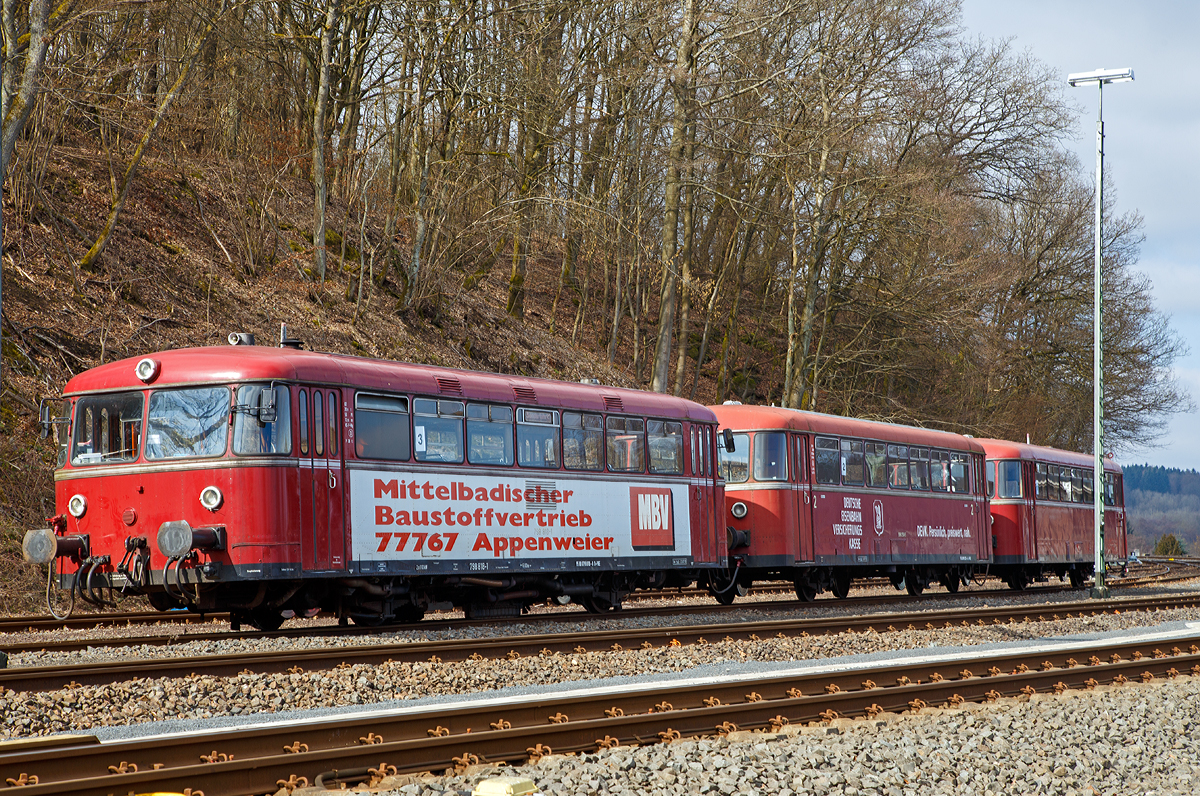 
Die Brexbachtalbahn e.V. machte am 13.03.2016 eine Große Westerwaldrundfahrt (Siershahn – Altenkirchen – Hachenburg – Westerburg – Limburg – Montabaur – Siershahn) mit dem Schienenbus der Baureihe VT798. Hier beim Halt in Westerburg, die Fahrgäste waren zu Besuch im Eisenbahnmuseum.

Die Schienenbusgarnitur bestand (von links nach rechts) aus:
Dem VT 798 818-1 (98 80 0798 818-1 D-PBE), eingestellt von der Pfalzbahn Eisenbahnbetriebsgesellschaft mbH (Eigentümer DB Museum, Nürnberg), ex DB VT 98 9818, Eigentümer ist das DB Museum, Nürnberg. Der Verbrennungstriebwagen wurde 1962 von MAN unter der Fabriknummer 146600 gebaut.

Dem Beiwagen VB 998 250-5 (95 80 0998 250-4 D-PBE) der Pfalzbahn Eisenbahnbetriebsgesellschaft mbH, ex DB VB 98 2250. Der Beiwagen ist ein echter Uerdinger, er wurde 1960 von der Waggonfabrik Uerdingen AG in Krefeld-Uerdingen unter der Fabriknummer 66957 gebaut.

Dem Steuerwagen VS 998 880-9 (95 80 0998 880-8 D-OEF) der Oberhessische Eisenbahnfreunde, DB VS 98 280. Der Steuerwagen wurde 1959 von Waggon- und Maschinenbau GmbH, Donauwörth (WMD) unter der Fabriknummer 1412 gebaut.

Der Motorwagen (VT = Verbrennungstriebwagen) wird von zwei Diesel-Unterflurmotoren des Typs Büssing U 10 der Büssing AG, mit einer Leistung von  je 110 kW (150 PS) angetrieben. Die Leistungsübertagung erfolgt über ZF Sechs-Gang-Getriebe mechanisch auf die Achsen.

Die einzelnen Wagen haben im Laufe ihres Betriebslebens zahllose unterschiedliche Nebenbahnen befahren haben, von denen heute teilweise allenfalls noch ein Bahndamm auszumachen ist.
