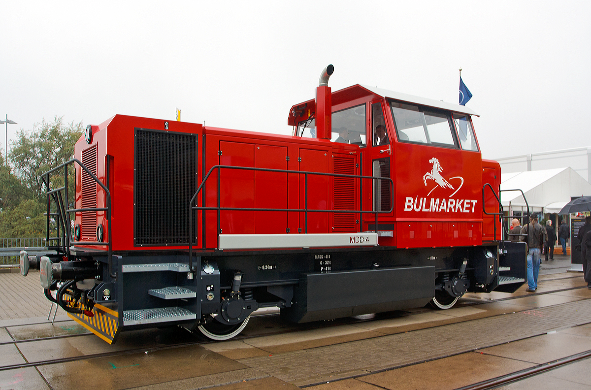 
Die bulgarischen Firma Express Service OOD pr�sentierte am Freigel�nde auf der Inno Trans 2014 in Berlin (hier 26.09.2014) die diesel-hydraulische zweiachsige Rangierlokomotive MDD 4-00, welche f�r den bulgarischen Betreiber Bulmarket ist.

Technische Daten:
Spurweite: 1.435 mm
Achsformel: B
Breite: 3.000 mm
H�he: 4.080 mm
L�nge �ber Puffer: 9.340 mm.
Achsabstand: 4.700 mm
Eigengewicht: 41 t
Leistung: 403 kW
H�chstgeschwindigkeit: 60 km/h (Streckengang)  / 30 km/h (Rangiergang)
Anfahrzugkraft: 150 kN