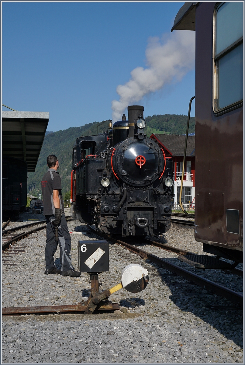 Die BWB Uh 102 übernimmt in Bezau drei weitere Wagen für ihren heutigen, ersten Zug nach Schwarzenburg.
10. Sept. 2016