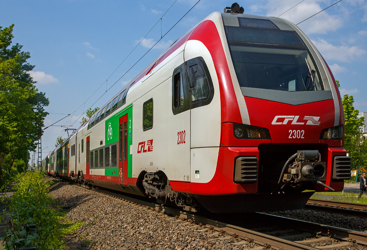 
Die CFL 2302 und CFL 2301, zwei Stadler KISS, fahren am 30.04.2019 durch Bonn-Gronau (nähe dem Bf Bonn UN Campus) in Richtung Koblenz. 

Ich vermute dass dies eine Überführungsfahrt war, da es zeitlich nicht mit den regulären IC-Verkehr passte. Zudem hatte der hinteren KISS 2301 den Stromabnehmer unten und trug am Zugende das Zg 2 - Schlußsignal (zwei rot-weiße Tafeln).
