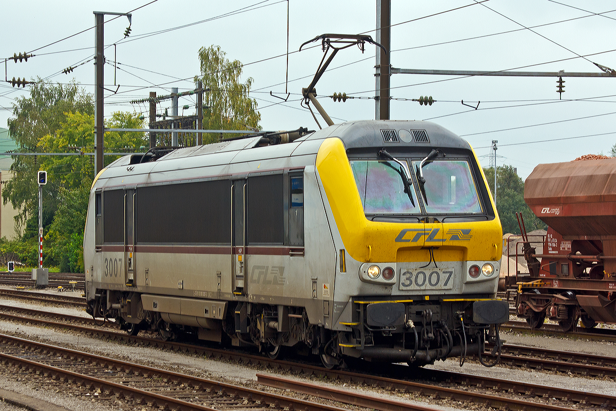 
Die CFL 3007 (91 82 000 3007-3 L-CFL) steht am 14.09.2014 im Bahnhof Ettelbrück (Ettelbréck).

Die Lok wurde 1998 von Alstom unter der Fabriknummer 1308 gebaut. Die Loks der CFL Série 3000 sind 100prozentig baugleich der belgischen SNCB/NMBS HLE 13. 