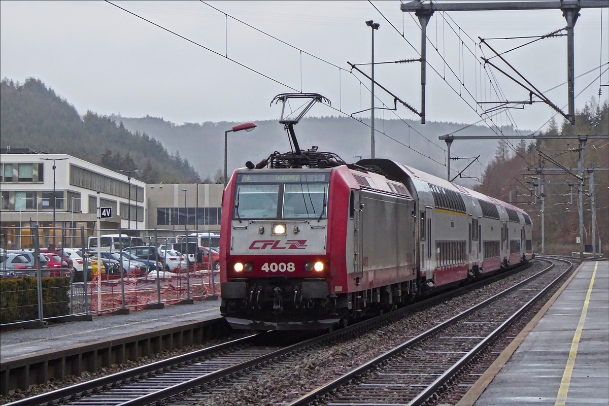 Die CFL 4008 kommt aus Troisvierges in den Bahnhof von Clervaux eingefahren. Nach einem kurzen Halt bedient dieser Zug als RE 460 Troisvierges-Rodange die Strecke �ber Luxemburg Hauptbahnhof nach Rodange an der franz�sischen Grenze. 08.02.2019 (Hans)