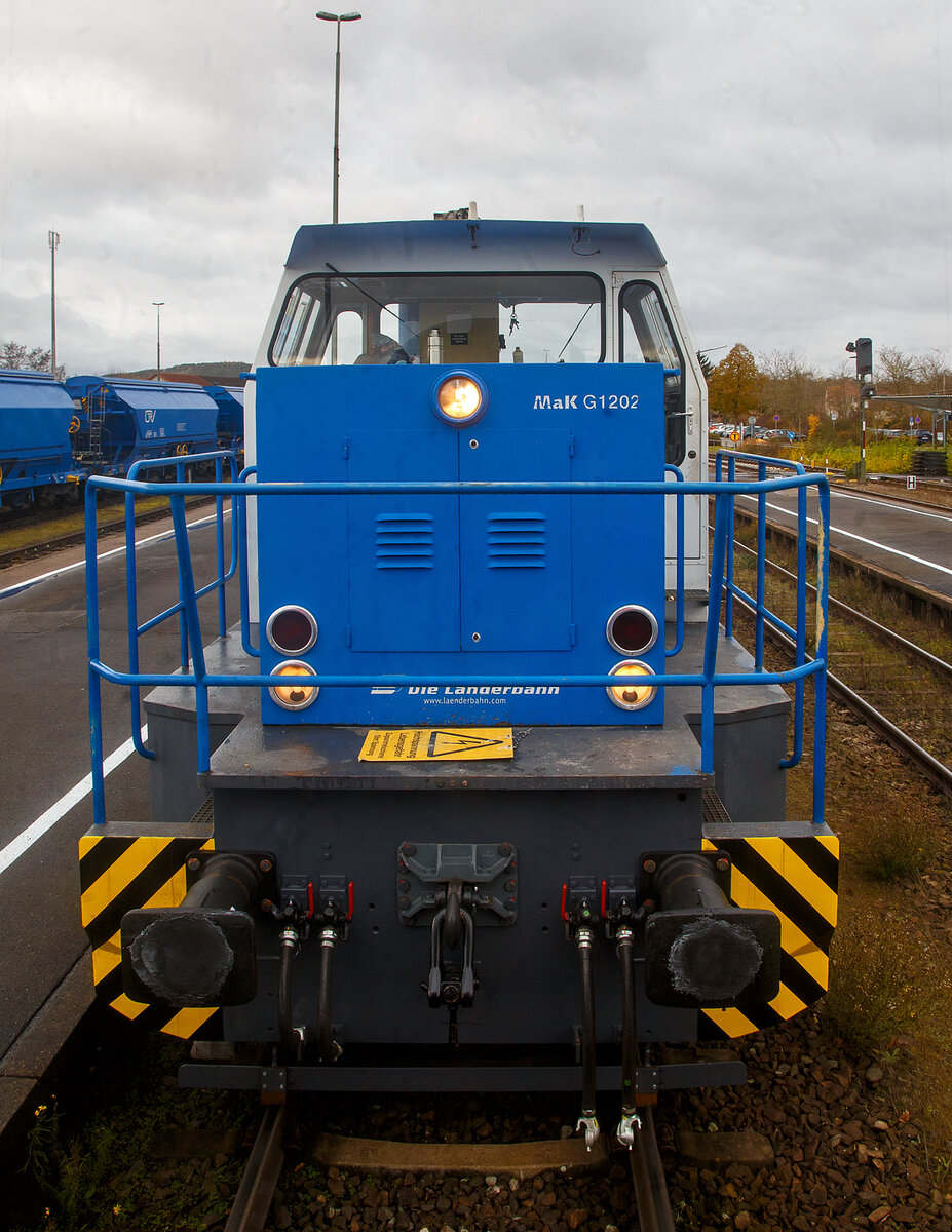 Die D 03 alias 270 010-8 (98 80 0270 010-8 D-DLB) eine MaK G 1202 BB der DLB - Die Länderbahn GmbH, ex D III der Regentalbahn AG, hat am 24.11.2022 im Bahnhof Schwandorf den weiter als RE 25 geführten alex-Zug bereitgestellt und ist nun abgekuppelt.