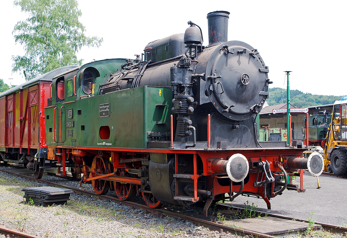 Die Dampflok THEO 4, ex Theodor Wuppermann Nr. 4, am , am 07.06.2014 im Eisenbahnmuseum Dieringhausen. 

Die Tenderlok vom Typ Krupp Knapsack wurde 1949 bei der Lokomotiv- und Waggonbaufabrik Krupp in Essen unter der Fabriknummer 2825 gebaut und an die Firma Theodor Wuppermann GmbH in Leverkusen-Schlebusch als Nr. 4 geliefert. Nach der Außerdienststellung 1981 ging 1982 an die EFO - Eisenbahnfreunde Flügelrad Oberberg e. V. (seit 2009 Interessengemeinschaft und Förderverein für das Eisenbahnmuseum Gummersbach-Dieringhausen e. V.), hier war sie bis Anfang der 2000ter-Jahre betriebsfähig. 

Die Krupp „Knapsack“ ist eine normalspurige, dreiachsige Nassdampf-Tenderlokomotive (Achsfolge C) aus dem Nachkriegs-Typenprogramm der Lokomotiv- und Waggonbaufabrik Krupp, Essen. Ihre Bauart basiert auf einem Einzelstück, welches bereits 1935 an die „AG für Stickstoffdünger“ in Hürth-Knapsack geliefert wurde. Von diesem Vorläufer leitet sich auch die Typenbezeichnung ab.

Mit einer Leistung von rund 400 PSi und einer zulässigen Höchstgeschwindigkeit von 45 km/h in erster Linie für den Einsatz im Übergabe- und Verschubdienst von Industrie- und Werksbahnen konzipiert, wurden von 1949 bis 1961 zwölf Lokomotiven dieses Typs an acht verschiedene Betreiber in Deutschland geliefert. Weitere drei Exemplare wurden in den Jahren 1953 und 1960 in die Türkei exportiert. Wichtigster Betreiber der Knapsack war die Zeche Niederberg in Neukirchen-Vluyn, die zeitweilig bis zu fünf Maschinen einsetzte.

TECHNISCHE DATEN:
Gebate Anzahl:  15 (1949–1961)
Bauart:  C n2t
Spurweite:  1.435 mm (Normalspur)
Länge über Puffer:  9.275 mm
Höhe:  4.000 mm
Gesamtradstand:  3.000 mm
Kleinster bef. Halbmesser:  80 m
Dienstgewicht:  43,0 t
Radsatzfahrmasse:  14,3 t
Höchstgeschwindigkeit:  45 km/h
Indizierte Leistung:  400 PS
Anfahrzugkraft:  10,15 Mp 
Treibraddurchmesser:  1.100 mm
Steuerungsart:  Heusinger, außen
Zylinderanzahl:  2
Zylinderdurchmesser:  440 mm
Kolbenhub:  550 mm
Kesselüberdruck:  14 kp/cm²
Wasservorrat:  4 m³
Brennstoffvorrat:  2,5 t Kohle
