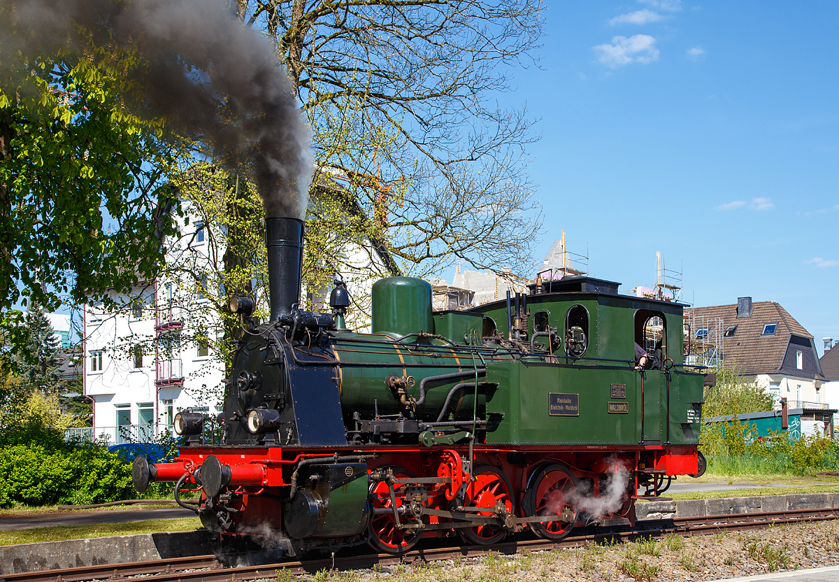 Die Dampflok  Waldbröl  des Eisenbahnmuseums Dieringhausen am 05.05.2016 beim Wasserfasen im Bahnhof Wiehl.

Die Lok wurde 1914 unter Fabrik-Nr. 2243 von der Maschinenfabrik Arnold Jung Lokomotivenfabrik GmbH in Jungenthal b. Kirchen a.d. Sieg für die Kleinbahn Bielstein-Waldbröl gebaut und dort als Lok  Waldbröl  bezeichnet. Sie ähnelt sehr stark der Preußischen T 3, so ist auch die heutige UIC Nummer 90 80 00 89 984-3 D-EMD.

Nach der Streckenstillegung (1966) war sie als Denkmal abgestellt und 42 Jahre kalt. Heute ist die Dampflok  Waldbröl  des Eisenbahnmuseums Dieringhausen das Zugpferd des Projekts  Bergischer Löwe .

TECHNISCHE DATEN:
Hersteller: Arnold Jung Lokomotivfabrik GmbH, Jungenthal b. Kirchen a.d. Sieg
Fabriknummer: 2243
Baujahr: 1914
Spurweite: 1.435 mm (Normalspur)
Achsfolge C
Typ: C n 2 t
Länge über Puffer: 9.050 mm
Rad - Durchmesser: 1.100 mm
Radstand gesamt: 3.000 mm
Gewicht: 40 t
Brems - Gewicht: 28 t
Leistung: 370 PS
Höchstgeschwindigkeit: 40 km/h
Kesselüberdruck: 13 bar
Heizfläche: gesamt: 86 m²
Rostfläche: 1,5 m²
Zylinderdurchmesser: 400 mm
Zylinderhub: 550 mm
Steuerung: Bauart Heusinger
Wasservorrat: 4,5 m³
Kohlenvorrat: 1,5 m³
Kaufpreis: 36 200 Reichsmark 