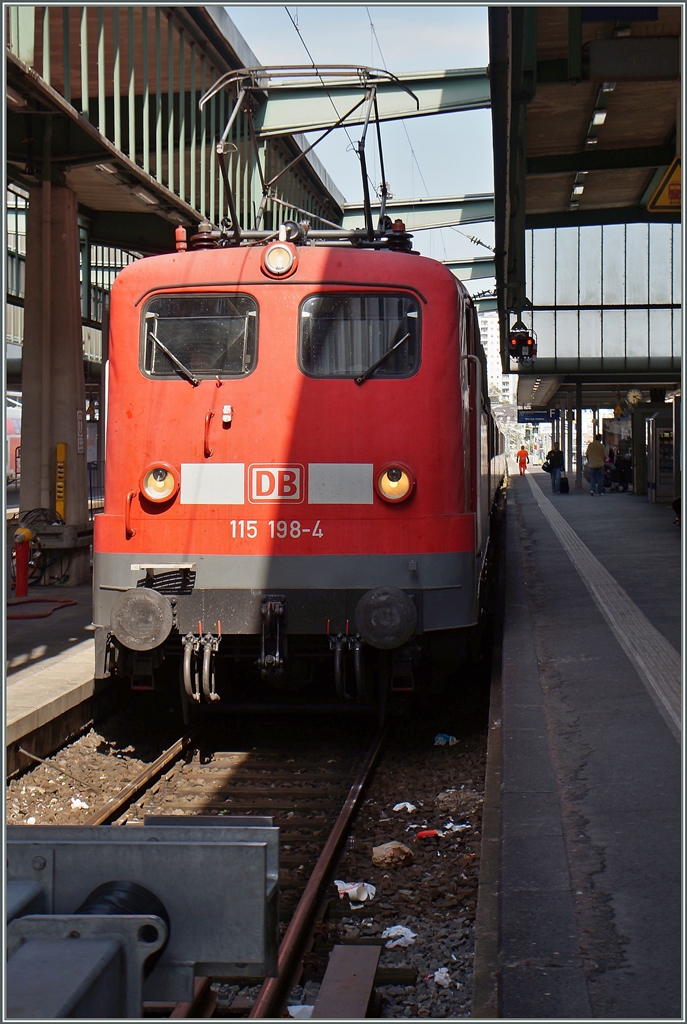 Die DB 115 198-4 (UIC N° 91 80 6 115 198-4 D-DB) ist mit ihrem IC 280 in Stuttgart Hbf (bzw. was davon noch übrig ist) eingetroffen.
11. Sept. 2015