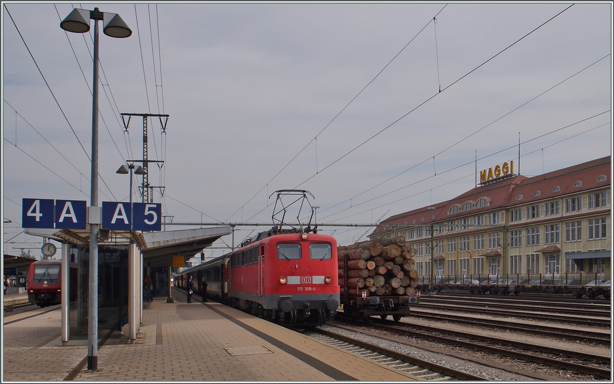 Die DB 115 198-4 (UIC N° 91 80 6 115 198-4 D-DB) übernimmt in Singen den IC 280 von Zürich nach Stuttgart und ich muss mich sputen, will ich doch auch in die Landeshauptstadt. 
Singen, den 11. Sept. 2015