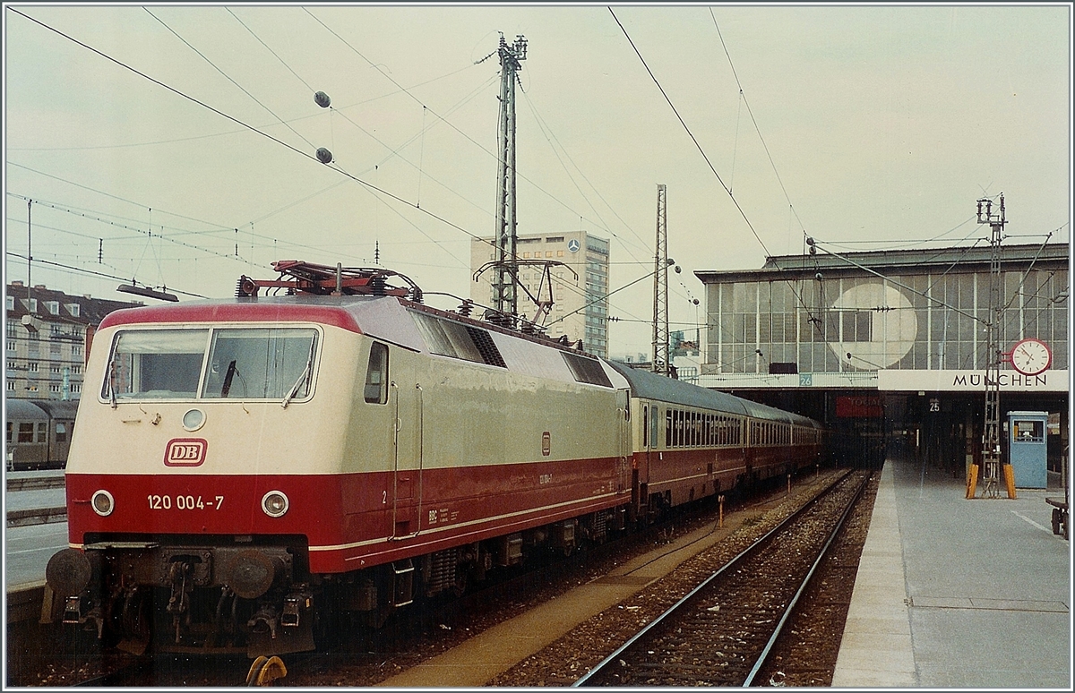 Die DB 120 004-7 steht mit dem IC 562  Prinzregent  mit dem Laufweg München - Würzburg - Frankfurt im Hautbahnhof von München. 

18. Mai 1984