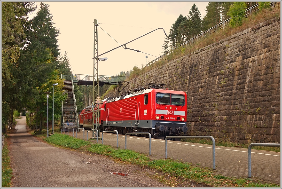 Die DB 143 316-8 erreicht ihren Zielbahnhof Seebrugg.
(14.09.2015)