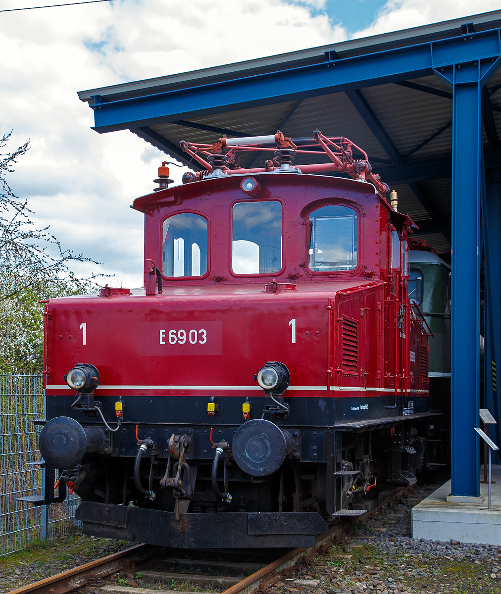Die DB 169 003-1 (97 80 8169 003-1 D-DB), ex DB E 69 03, ex DR E 69 03, ex LAG 3 „Hermine“, am 09.04.2016 im DB Museum Koblenz. 

Die Lok wurde 1912 von der Lokomotivfabrik Krauss & Comp. in München unter der Fabriknummer 8108 gebaut, der elektrische Teil wurde von den Siemens-Schuckert-Werken (SSW) aus Berlin unter der Fabriknummer 25 geliefert. 1940 wurde die Lok elektrisch modernisiert, diese wurde Brown-Boveri und Co. (BBC) in Mannheim unter der Fabriknummer 5186 ausgeführt.

Bezeichnungen und Eigentümer der Lok:
1912 bis 1938: LAG 3 „Hermine“ (Lokalbahn Aktien-Gesellschaft)
1938 bis 1949: DR E 69 03 (Deutsche Reichsbahn)
1949 bis 1968: DB E 69 03 (Deutsche Bundesbahn)
1968 bis 1982: DB 169 003-1 (Deutsche Bundesbahn)
Seit 1982: E 69 03 (VM Nürnberg / DB Museum)
Seit 2008 steht sie im DB Museum in Koblenz-Lützel und trägt die Nummer 97 80 8169 003-1 D-DB im nationalen Fahrzeugregister. Ihre Fristen laufen bis 2026.

Als LAG 1 bis 5 wurden die fünf weitgehend ähnlichen Elektrolokomotiven der Lokalbahn Aktien-Gesellschaft (LAG) bezeichnet. Nach der Verstaatlichung der LAG am 1. August 1938 bezeichnete die Deutsche Reichsbahn (DR) die Lokomotiven als E 69 01–05.

Die Gemeinsamkeiten der E 69er:
Alle fünf Lokomotiven wurden von der LAG beschafft und auf der Ammergaubahn, der Strecke von Murnau nach Oberammergau eingesetzt. Die Strecke wurde 1904 zuerst mit Einphasenwechselstrom von 5,5 kV 16 Hz elektrifiziert. Der Betrieb wurde mit vier elektrischen Triebwagen aufgenommen. Später erfolgte jedoch wegen der einfacheren Umformung aus dem öffentlichen 50Hz-Netz eine Umstellung auf 5 kV 16 ⅔ Hz. Bei der Übernahme 1938 reihte die DR alle Lokomotiven als Baureihe E 69 in ihr Nummernsystem ein, bei der LAG hatten die Loks sowohl Nummern als auch weibliche Vornamen. Die Deutsche Bundesbahn (DB) stellte die Strecke 1954/55 auf ihr Bahnstromsystem mit 15 kV und 16 ⅔ Hz um, was einen wiederum größeren Umbau der Maschinen nötig machte.


Die Geschichte der  LAG 3 „Hermine“, sowie der baugleichen LAG 2 „Pauline“ (später E 69 02–03):
Als das Verkehrsaufkommen auf der Strecke immer weiter zunahm und insbesondere im Hinblick auf die Oberammergauer Passionsspiele 1910, mussten weitere Lokomotiven für den Einsatz vor Personenzügen beschafft werden. Die LAG 2 wurde im August 1909 in Dienst gestellt, Lieferfirmen waren Krauss und SSW. Äußerlich war sie der LAG 1 sehr ähnlich und sie hatte auch den gleichen Stromabnehmer, lediglich die Vorbauten waren etwas höher, um die wesentlich stärkeren Motoren unterzubringen.

Bereits drei Jahre danach im Jahr 1912, wurde von denselben Lieferanten die LAG 3 geliefert, die ein nahezu identischer Nachbau ihrer Vorgängerin war. Von der LAG 2 unterscheidet sie sich lediglich in kleinen Details.

Bei einem Umbau in der LAG-Werkstatt in Murnau wurde 1938 in Zusammenarbeit mit BBC nahezu die gesamte elektrische Ausrüstung der LAG 2 erneuert. Die gleiche Behandlung erfuhr nach der Übernahme durch die DR die E 69 03 im Jahre 1940.

Beide Maschinen erhielten 1949 Fahrmotoren von ausgemusterten Elektro-Triebwagen der Baureihe ET 31. Die Umstellung der Strecke auf die Fahrdrahtspannung von 15 kV, 16 ⅔ Hz machte einen erneuten Umbau erforderlich, der wieder im AW München-Freimann durchgeführt wurde. 1955 wurden beide Loks dann in Heidelberg stationiert, wo sie als Verschiebeloks eingesetzt wurden. Nach neun Jahren in der Fremde kehrten sie 1964 auf ihre bayrische Stammstrecke zurück, wo sie bis zu ihrer Ausmusterung 1982 Dienst taten. Die 169 002 war viele Jahre lang die älteste Ellok der DB.

Die Loks waren bis Mai 1981 für den Verkehr nach Oberammergau zuständig, 169 002 fuhr im folgenden Sommerfahrplan 1981 noch ein Gmp-Paar zwischen Garmisch und Griesen, während 003 als Ersatzlok für die letzte Leistung, dem Güterzug nach Oberammergau, der durch die 169 005 gefahren wurde, diente. Letzte Planeinsätze erfolgten am 25. September 1981 mit 169 003 Murnau–Oberammergau–Murnau und am 26. September 1981 durch 169 002 Garmisch–Giesen und zurück. Beide Loks bleiben für Sonderzugeinsätze noch bis 29. Juni 1982 im Einsatzbestand, dann erfolgte die Ausmusterung.

Beide Lokomotiven existieren noch und befinden sich im Besitz des DB-Museums, wo sie optisch aufgearbeitet und wieder in E 69 umgezeichnet wurden. Die E 69 02 befindet sich in Fahrzeughalle 1 des DB Museum Nürnberg. Die Lok ist technisch voll fahrfähig. Die E 69 03 ist betriebsfähig und befindet sich seit 2008 im DB Museum in Koblenz-Lützel mit Fristen bis 2026.

TECHNISCHE DATEN der 169 002 und 003:
Baujahre: 1909 (E 69 02) und 1912 (E 69 03)
Ausmusterung: 1982
Spurweite: 1.435 mm (Normalspur)
Achsformel: Bo
Länge über Puffer: 	7.350 mm
Achsabstand: 3.500 mm
Treibraddurchmesser: 1.000 mm (neu)
Dienstgewicht: 25,5 t
Radsatzfahrmasse: 12,8 t
Stundenleistung: 352 kW
Dauerleistung: 306 kW
Anfahrzugkraft: 82 kN
Höchstgeschwindigkeit: 	50 km/h
Anzahl der Fahrmotoren: 2
Antrieb: Tatzlager-Antrieb
Stromsystem: 15 kV, 16 2⁄3 Hz  AC (5 kV, 16 2⁄3 Hz AC bzw. 5,5 kV, 16 Hz AC)
Stromübertragung: 	Oberleitung


Erwähnen möchte ich noch die ex LAG 5 „Adolphine“ (E 69 05 bzw. 169 005-6):
Als letzte und mit Abstand leistungsstärkste Lokomotive (75% höhere Leistung und ca. 25% mehr Zugkraft beschaffte die LAG, für schwerer Güterzüge, im Jahre 1930 die Nr. 5 von Maffei und SSW. Gegenüber den ersten vier Loks hatte die LAG 5 wesentlich stärkere Tatzlagermotoren sowie einen längeren Achsstand und war insgesamt länger. Das Führerhaus war wesentlich geräumiger gestaltet, die dadurch relativ kurzen, aber hohen und nur wenig abgeschrägten Vorbauten gaben der Maschine ein bulliges Aussehen. 

Die 169 005 ist ebenfalls erhalten und befindet sich im Besitz des Bayerischer Localbahn Verein e.V.  und steht im BW Landshut. Sie ist betriebsfähig und wurde 2004 mit PZB 90 für den Betrieb auf DB-Gleisen ausgerüstet. Nach neuer Untersuchung kann sie bis Mitte der 2020er Jahre im Einsatz bleiben.


Auch die beiden anderen Loks sind erhalten geblieben:
Die ex LAG 1 „Katharina“ (E 69 01) steht in der Lokwelt Freilassing. 
Und die LAG 4 „Johanna“ (E 69 04 bzw. 169 004-9) steht seit 1997 als Denkmal vor dem Bahnhof in Murnau (am Staffelsee), 2013 wurde der Anstrich der Lok erneuert und das Denkmal um einen historischen Fahrleitungsmast der Bahnstrecke Murnau–Oberammergau samt Oberleitung ergänzt.
