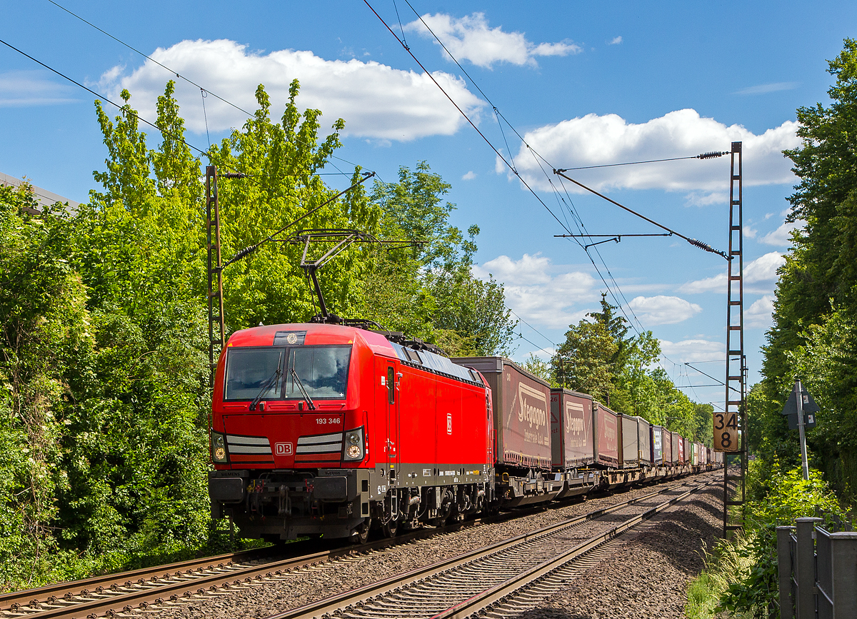 Die DB 193 346-4 (91 80 6193 346-4 D-DB) f�hrt am 30.05.2020 mit einem KLV-Zug durch Bonn-Gronau in Richtung Norden (K�ln).

Die Siemens Vectron MS (200 km/h - 6.4 MW) wurden 2018 von Siemens unter der Fabriknummer 22474 und gebaut, sie hat die Zulassungen f�r D/A/CH/I/NL.