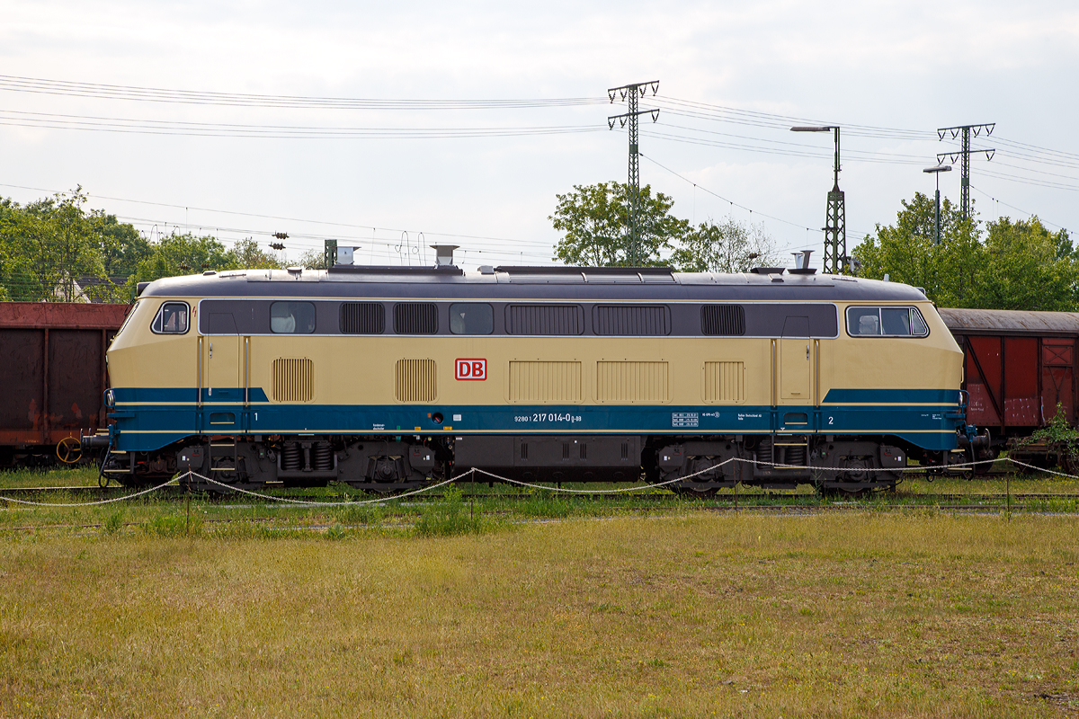 
Die DB 217 014-0 (92 80 1217 014-0 D-DB), am 24.05.2015 im DB Museum Koblenz. 

Die V162 wurde 1968 von Krupp unter der Fabriknummer 4949 gebaut und als 217 014-0 an die DB geliefert. Die z-Stellung erfolgte 2009.

In den frühen 60er-Jahren entwickelten die damalige Deutsche Bundesbahn (DB) und die deutsche Schienenfahrzeug-Industrie mit der Baureihe V 160, später als Baureihe 216 bezeichnet, einen Dieselloktyp mit dieselhydraulischer Kraftübertragung für den Einsatz vor mittelschweren Personen- und Güterzügen. Die Lokomotiven des Typs V 160 verfügten über einen Dampfkessel zum Beheizen von Reisezugwagen, aber nicht über eine elektrische Zugheizung. Es zeichnete sich jedoch ab, dass künftig vor allem Wagen mit elektrischer Zugheizung eingesetzt würden.

So gab die DB daher 1963 bei Krupp die Entwicklung einer V 160-Variante mit elektrischer Zugheizung in Auftrag, die die Typenbezeichnung V 162 tragen sollte. Krupp lieferte daraufhin 1965 die beiden Prototypen V 162 001 und V 162 002, sowie die 1966 den dritten Prototyp V 162 003.

Die Lokomotiven verfügten jeweils über einen von MTU gebauten 16-Zylinder-Motor des Typs 16V652 TB10 mit 1.427 kW (1.940 PS). Die Leistung des Hauptmotors sollte jedoch komplett für die Traktion zur Verfügung stehen. Da Krupp Mitte der 1960er Jahre kein stärkerer Motor für die V 162 zur Verfügung stand, musste für den Betrieb des Heizgenerators der elektrischen Zugheizung ein Hilfsmotor eingeplant werden. Dies bedingte wiederum einen im Vergleich zur V 160 längeren Lokkasten mit einer Gesamtlänge über Puffer von 16,4 Metern.

Als Hilfsmotor verwendete Krupp den MAN 12-Zylinder-Motor D3650 HM3U, der 386 kW (500 PS) Leistung erzeugen kann. Gemäß Forderung der DB sollte der Hilfsmotor im Güterverkehr, wo er nicht für den Betrieb des Heizgenerators benötigt wurde, auch Traktionsleistung liefern. Die Traktionsleistung kann so bei Bedarf auf 1.813 kW gesteigert werden. Die Heizgeneratoren der drei Prototypen stammten von unterschiedlichen Herstellern: In V 162 001 von BBC, in V 162 002 von AEG und in V 162 003 von Siemens. Der Siemens-Generator in der V 162 003 bewährte sich dabei am besten.

Die drei Prototypen wurden von 1965 bis 1968 umfassend erprobt. Die zwölf Serienlokomotiven der Baureihe 217 wurden alle im Laufe des Jahres 1968 abgeliefert. Nachdem die  zunächst mit Klotzbremsen ausgestattet waren, erhielten die Serienloks 1971 Scheibenbremsen, wodurch die zulässige Höchstgeschwindigkeit um 20 km/h auf 140 km/h gesteigert werden konnte.

Schon bei der Bestellung der Serienlokomotiven war absehbar, dass anschließend keine weiteren Fahrzeuge dieses Typs mehr gebaut werden, denn Zeitgleich entstanden ab 1968 die ersten Vertreter der Baureihe 218, bei der Traktions- und Heizleistung von einem einzigen, 2500 PS (später 2800 PS) starken Motor erzeugt werden. Von diesem Loktyp wurden in den darauffolgenden Jahren mehrere hundert Exemplare dann gebaut. So blieb die BR 217 eine Kleinserie. 

TECHNISCHE DATEN:
Achsformel:  B'B'
Spurweite:  1.435 mm (Normalspur)
Länge über Puffer:  16.400 mm
Drehzapfenabstand: 8.600 mm
Drehgestellachsstand:  2.800 mm
Gesamtradstand:  11.400 mm
Dienstgewicht:  79 t
Radsatzfahrmasse:  19,75 t
Höchstgeschwindigkeit:  140 km/h (im Rangiergang 100 km/h)
Hauptmotor: 16-Zylindern-Dieselmotor MTU MB 16 V 652 TB 10
Hilfsmotor: 12-Zylinder-Motor MAM D3650 HM3U
Hauptmotor Leistung:  1.940 PS (1.427 kW) 
Hilfsmotor Leistung:  500PS (386 kW)
Mögliche Gesamt-Traktionsleistung: 2.440 PS (1.813 kW)
Anfahrzugkraft:  226 kN (im Rangiergang) / 167 kN
Treibraddurchmesser:  1.000 mm (neu) / 920 mm (abgenutzt)
Leistungsübertragung:  hydraulisch
Tankinhalt:  3.150 l
