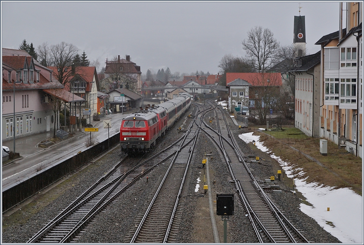 Die DB 218 426-5 und 421-6 fahren mit ihrem EC 196 in Immenstadt durch.

15. März 2019