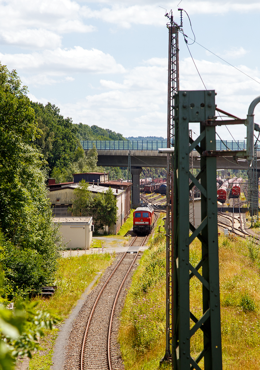 Die DB 232 589-2 (92 80 1232 589-2D-DB) der DB Cargo Deutschland AG, ex DR 132 589-3 ist am 30.07.2021 beim Rangierbahnhof Kreuztal abgestellt. 

Die Ludmilla bzw. DR V 300 wurde 1979 von Lokomotivfabrik Oktober-Revolution, Woroschilowgrad  (Sowjetunion) unter der Fabriknummer 0870 und als 132 589-3 an die DR geliefert.

Der Rangierbahnhof Kreuztal ist momentan �ber Ruhr-Sieg-Strecke (KBS 440) nicht erreichbar, zwischen Siegen und Kreuztal ist die Strecke wegen Baustelle unterbrochen, und zwischen Werdohl und Hagen wegen der Unwettersch�den, auf der Strecke ist es zu Gleis�ber- und Gleisuntersp�lungen gekommen. So ist der G�terverkehr nur mit Dieselloks �ber die Bahnstrecke Kreuztal - C�lbe (Rothaarbahn und Obere Lahntalbahn) m�glich.
