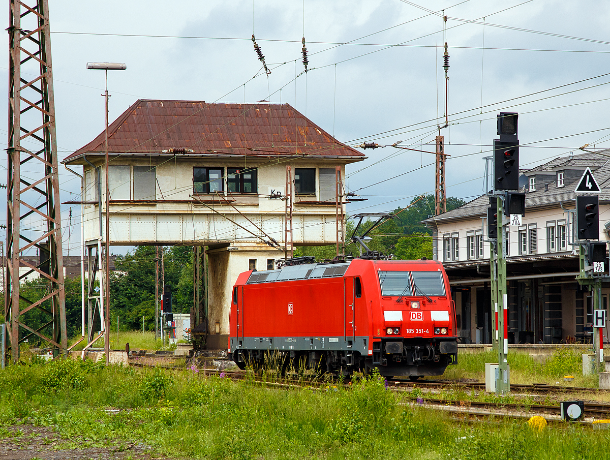 
Die DB Cargo 185 351-4 am 02.06.2018 in Kreuztal auf Rangierfahrt zum Gbf Kreuztal.  Im Hintergrund das Reiterstellwerk Kreuztal Nord (Kn) und der Bahnhof.

Das elektromechanische Wärterstellwerk wurde 1931 gebaut und steht heute Denkmalschutz. Es ist nicht mehr in Betrieb, seit 2015 wird alles über das ESTW Finnentrop gesteuert.

Das Reiterstellwerk gibt es auch als Spur 1 Modell von Märklin als Bausatz zu kaufen. 