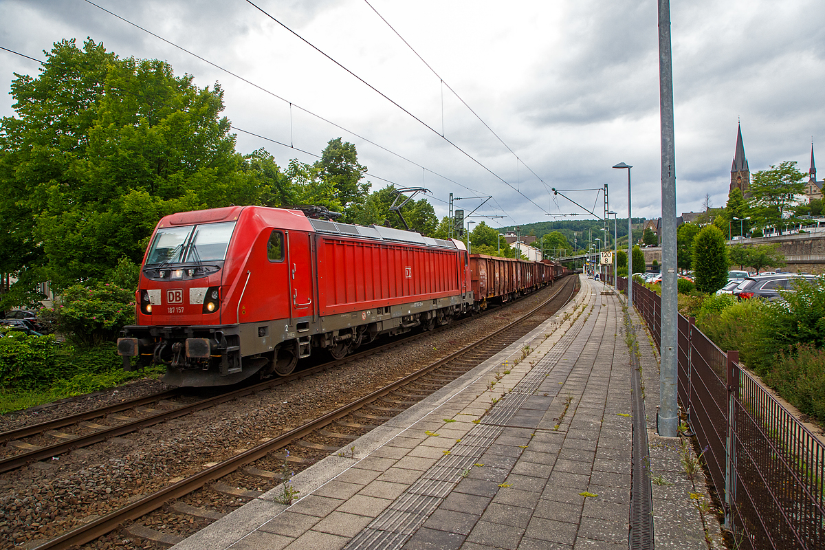Die DB Cargo 187 157 (91 80 6187 157-3 D-DB) f�hrt am 07.06.2022 mit einem gemischten G�terzug durch den Bahnhof Kirchen (Sieg) in Richtung K�ln.

Nochmals einen lieben Gru� an den netten Lokf�hrer  zur�ck.

Die Bombardier TRAXX F140 AC3 wurde 2018 von der Bombardier Transportation GmbH in Kassel unter der Fabriknummer  KAS 35472 gebaut.  Die TRAXX F140 AC3 Varianten der DB Cargo (BR 187.1) haben keine Last-Mile-Einrichtung. Die H�chstgeschwindigkeit betr�gt 140km/h. Die Lokomotiven k�nnen in gemischter Mehrfachtraktion mit BR185 und BR186 eingesetzt werden.
