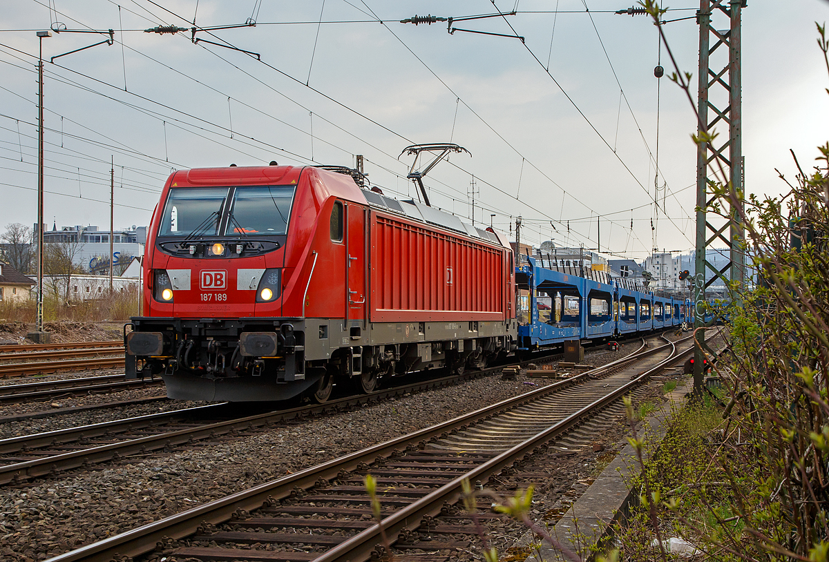 Die DB Cargo 187 189 (91 80 6187 189-6 D-DB) fährt am 21.04.2021 mit einem leeren SITFA-Autotransportzug (dreiachsiger Doppelstock-Autotransportwagen der Gattung Laekks)  durch Siegen, und biegt gleich in Richtung Dillenburg ab.

Die Bombardier TRAXX F140 AC3 wurde 2019 von der Bombardier Transportation GmbH in Kassel unter der Fabriknummer  35588 gebaut.  