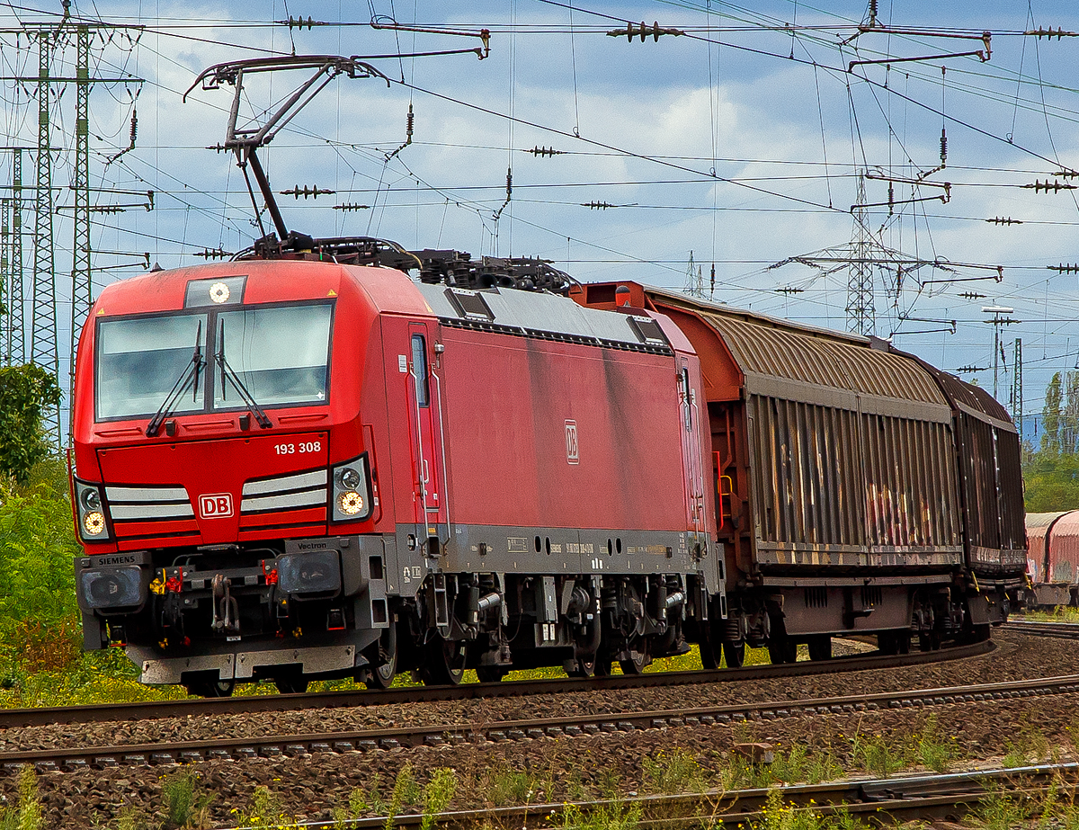 
Die DB Cargo 193 308 (91 80 6193 308-4 D-DB) fährt am 04.09.2020 mit einem gem. Güterzug durch Koblenz-Lützel in Richtung Süden.

Die Vectron MS wurde 2018 von Siemens in München unter der Fabriknummer 22396 gebaut und an die DB Cargo geliefert.  Diese Vectron Lokomotive ist als MS – Lokomotive (Multisystem-Variante) mit 6.400 kW konzipiert und zugelassen für Deutschland, Österreich, Schweiz, Italien und Niederlande, sie hat eine Höchstgeschwindigkeit von 200 km/h. So ist es möglich ohne Lokwechsel vom Mittelmeer die Nordseehäfen Rotterdam oder Hamburg an zu fahren.