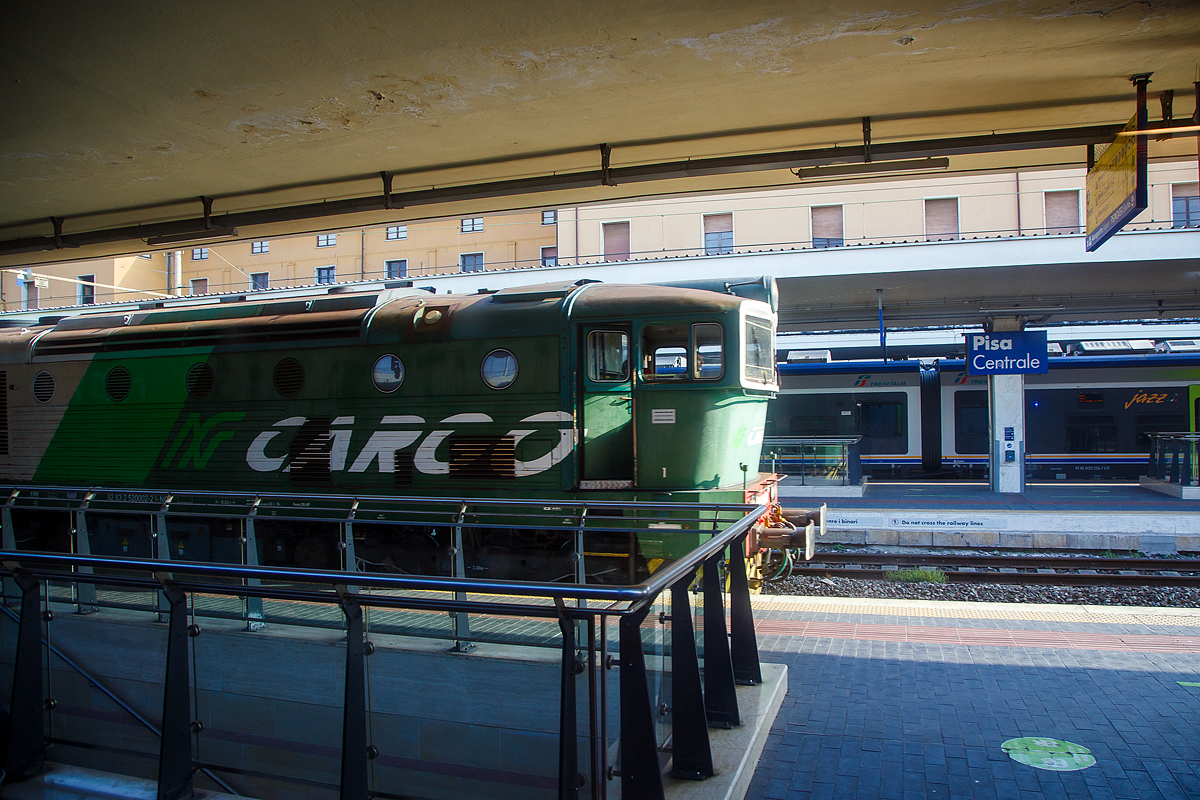 Die DE 520 002 (92 83 2520 002-2 I-NC) der DB Cargo Italia S.r.l. (ex Nord Cargo S.r.L., ex Ferrovie Nord Milano) am 21.07.2022 mit einem Coilzug in Pisa Centrale, Aufnahme aus einem Zug durch die Scheibe. 

Die Lok ist dieselelektrische Universallokomotive der ehemaligen Tschechoslowakischen Staatsbahn ČSD der Baureihe T 478.3, später der Tschechien Staatbahn ČD (České Dráhy) der Baureihe 750 bzw. 753. 

Von 2008 bis 2010 wurden 31 Lokomotiven bei CZ LOKO in Česká Třebová modernisiert, diese erhielten einen neuen Caterpillar-Motor und Siemens-Elektrik. Sie wurden als Baureihe 753.7 bezeichnet. Sie gingen an verschiedene Bahngesellschaften, unter anderen 4 Lokomotiven an HUPAC und 18 Lokomotiven an Ferrovie Nord Milano (wie diese hier). Bei beiden Typen wurde die Zugheizanlage ausgebaut. Wegen der niedrigeren UIC-Fahrzeugbegrenzungslinie wurde das Dach abgeflacht und ein Streifen der Seitenwand entfernt. Die Lokomotiven erhielten auch neue Lüftergitter und anstelle einiger Seitenfenster zusätzliche Belüftungsöffnungen. Die Stirnfenster erhielten Panzerglas, die Führerstände wurden mit einer Klimaanlage aufgewertet. So blieben von den Spenderlokomotiven nur Rahmen, Fahrzeugkasten und Drehgestelle erhalten. Die gesamte Antriebsanlage und die Führerstände wurden erneuert. Als Hauptantrieb wurde ein neuer Dieselmotor des Typs CAT 3512 B von Caterpillar verbaut.

TECHNISCHE DATEN: 
Spurweite:  1.435 mm (Normalspur)
Achsformel: Bo’Bo’
Länge über Puffer: 16.540 mm
Höhe: 4.335 mm
Breite: 3.074 mm
Drehzapfenabstand: 9.000 mm
Achsabstand im Drehgestell: 2.400 mm
Treibraddurchmesser:  1.000 mm (neu)
Kleinster bef. Halbmesser:  100 m
Dienstgewicht: 72 t
Höchstgeschwindigkeit: 100 km/h
Installierte Leistung: 1.550 kW
Anfahrzugkraft: 202 kN
Dieselmotor: Caterpillar V-12-Zylinder-Viertakt-Dieselmotor mit Turboaufladung und Ladeluftkühlung vom Tpy CAT 3512 B DI-TA
Leistungsübertragung: elektrisch
Tankinhalt: 2.500 l
Anzahl der Fahrmotoren: 4
Bremse: Freno DK-GP