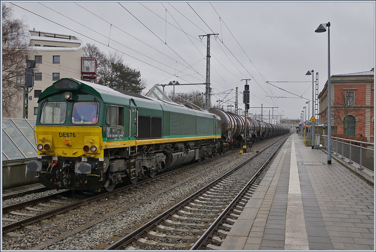 Die DE 676 (UIC 92 80 1266 004-1 D-RHC) wartet mit ihrem Kesselwagenblockzug Memmingen auf die Weiterfahrt.

15. März 2019

