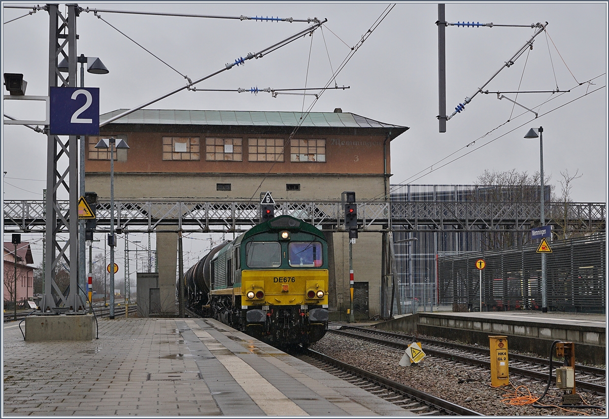 Die DE 676 (UIC 92 80 1266 004-1 D-RHC) erreicht mit einem Kesselwagenblockzug Memmingen. 

15. März 2019
