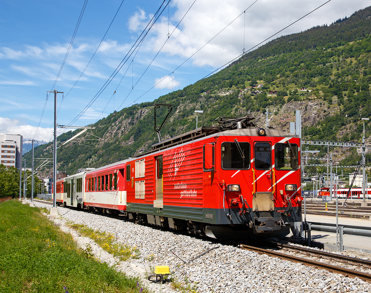 
Die Deh 4/4 II - 95   Andermatt   der Matterhorn-Gotthard-Bahn (MGB), ex FO 95, zieht am 20.06.2016 einen Regionalzug von Brig in Richtung G�schenen.

Der Gep�cktriebwagen wurde 1984 von SLM (mechanischer Teil, Lokomotivkasten) und BBC (elektrische Ausr�stung) gebaut.

Der Deh 4/4 II ist ein schmalspuriger Gep�cktriebwagen der Matterhorn-Gotthard-Bahn (MGB) f�r Adh�sions- und Zahnradbetrieb.

Weil die Furka-Oberalp-Bahn (FO) mit den Deh 4/4 I gute Erfahrungen gemacht hatte, beschaffte sie die Deh 4/4 II als Nachfolger. Im Zuge des Zusammenschlusses der FO mit der BVZ kamen sie zur neuen Gesellschaft Matterhorn-Gotthard-Bahn, wo sie nur noch als Deh 4/4 bezeichnet und, wenn n�tig, anhand der Seriennummern 2.., 5.. und 9.. unterschieden werden.

Technische Daten:
Spurweite: 1.000 mm
Achsformel: Bo’Bo’
L�nge �ber Puffer: 15.500 mm
Drehzapfenabstand: 8.800 mm
Achsabstand im Drehgestell: 2.790 mm
Gr��te Breite: 2.683 mm
Gr��te H�he (bei abgesenkten Stromabnehmer): 3.880 mm
Leergewicht: 49,5 t (davon Mechanischer Teil 28 ,5 t)
Dienstgewicht: 51,0 t
Maximale Zuladung: 1,5 t
H�chstgeschwindigkeit: Adh�sion 60 km/h / Zahnstange 30 km/h
Stundenleistung: 1.032 kW
Dauerleistung: 936 kW
Stundenzugkraft am Rad: 117,2 kN
Dauerzugkraft am Rad: 101,2 kN
Maximale Zugkraft am Rad: 247,2 kN
Stromsystem: 11 kV 16,7 Hz AC
Anzahl der Fahrmotoren: 4


Die ehemaligen Deh 4/4 I und II der FO werden im Einsatz nicht unterschieden. Sie werden haupts�chlich zusammen mit zwei Mittelwagen und einem Steuerwagen als fest gekuppelte Pendelz�ge eingesetzt. Zwischen Disentis und Andermatt (Oberalp, 110‰) kann ein und zwischen Visp und Andermatt (Goms, 90‰) k�nnen zwei, im Sommer drei Verst�rkungswagen angeh�ngt werden. Zwischen Andermatt und G�schenen (Sch�llenenschlucht, 179‰) sind keine Verst�rkungswagen m�glich. Die Pendelz�ge sind innerhalb der Komposition mit der automatischen +GF+-Kupplung (GFN) verbunden. F�r andere Verwendungen m�ssen die Kupplungen getauscht werden. Mindestens ein Triebwagen, fr�her waren dies meist Nr. 95 oder 96, dient als Ersatzfahrzeug f�r die �brigen Deh und wird auch allein f�r �berfuhren eingesetzt. Fr�her wurden auch G�terz�ge nach G�schenen gef�hrt.
