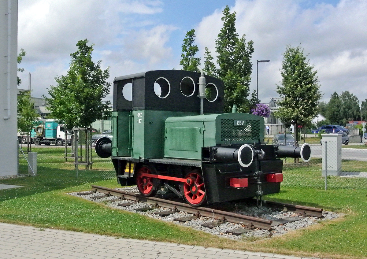 
Die Denkmallok Deutz OMZ 117 R vom Eisenbahner Sportverein Deggendorf e. V. (ESV) am 10.07.2015 in Deggendorf. 
Aufnahme Friedel Rickes, Text und Bearbeitung Armin Schwarz.

Die kleine Rangierlok wurde 1941 von der Klöckner-Humboldt-Deutz AG in Köln unter der Fabriknummer 42824 für die Weser-Flugzeugbau GmbH in Bremen, als Lok 1, gebaut. Im Jahre 1953 kam sie dann zur Sünchinger Stärkefabrik GmbH in die Oberpfalz. Dort erhielt sie auch 1959 eine Remotorisierung mit einem Deutz-Motor A2L 514 und fuhr so bis zur Abstellung 1981. Die Aufstellung als Denkmal beim ESV - Eisenbahner-Sport-Verein e. V. in Deggendorf  erfolgte dann 1983.

Diese Lok gehört zur 1931/32 entstandenen OM-Reihe der Humboldt-Deutzmotoren AG in Köln, die nach 1938 als Klöckner-Humboldt-Deutz AG firmierte. Das O steht hierbei für die Motortypenreihe und das M für wassergekühlt. Weiterhin entnehmen wir der Deutz typischen Bauartbezeichnung dem Z die Anzahl von zwei Zylindern, der 1 die Entwicklungsstufe, der 17 den Kolbenhub in cm und dem R den Verwendungszweck als normalspurige Rangierlok. Von dem Typ OMZ 117 R wurden 117 Exemplare gebaut.

Charakteristisch für die OM-Reihe waren stehende Zweitaktmotoren, Viergang-Handhebel-Schaltgetriebe und Stangenantrieb. Geliefert wurden die OMZ117 R mit 7,9 und 10t Dienstgewicht.

TECHNISCHE DATEN der OMZ 117 R in ursprünglicher  Ausführung:
Spurweite: 1.435 mm (Normalspur)
Achsfolge: B
Leitungsübertragung: Zahnräder und Kette auf eine Achse und Stangenantrieb
Länge über Puffer:  4.620 mm
Achsstand : 1.600 mm
größte Breite:  2.550 mm
größte Höhe über Schienenoberkante:  2.800 mm
Dienstgewicht:  10 t
Motor: wassergekühlter 2-Zylinder-Zweitakt-Dieselmotor vom Typ Deutz OMZ 117 
Leistung:  24 PS
Drehzahl: 700 U/min
Getriebe: mechanisches Deutz Vierganggetriebe
Geschwindigkeit: 2,5 bis 11 km/h
Baujahre: 1932 – 1942