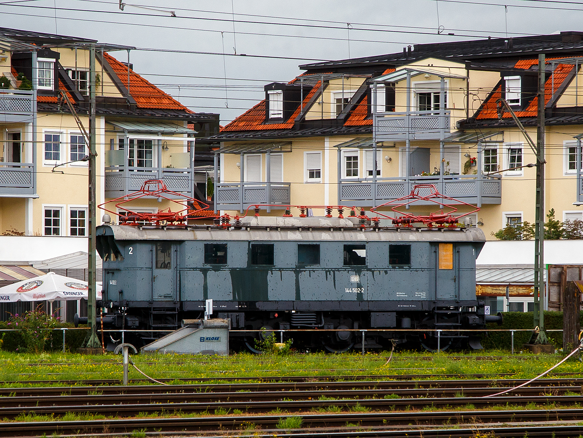 Die Denkmallok ex DB 144 502-2, ex DB E 44 502, ex DRB E 44 102, der Stadt Freilassing am 11.09.2022 in Freilassing. 

Die Elektrolokomotive wurde 1933 von der BMAG (Berliner Maschinenbau-Actien-Gesellschaft vormals L. Schwartzkopff) in Berlin unter der Fabriknummer 10119 gebaut, der elektrischer Teil wurde von der AEG (Allgemeine Elektricit�tsgesellschaft) in Hennigsdorf unter der Fabriknummer 4801 geliefert. Als E 44 102 wurde sie an die Deutsche Reichsbahn-Gesellschaft, 1938 erfolgte die Umzeichnung in DR E 44 502. Mit der Einf�hrung des EDV-Nummernsystems wurde sie ab 1968 zu DB 144 502-2 als diese wurde sie bis zur Ausmusterung am 25.09.1983 bezeichnet. Die Lok war meist im Bw Freilassing stationiert (kurze Ausnahmen waren M�nchen-Ost  und Rosenheim). Die Stadt Freilassing kaufte die Lok bis 1998 stand die Lok auf dem Anschlu�gleis der Bundeswehr in Traunstein, seit Mai 1998 steht die Lok als Denkmallok in Freilassing. Die Lok wird vom Eisenbahnclub ES 1 Traunstein gepflegt. 

Die Baureihe E 44.5, sp�ter DB Baureihe 144.5:
F�r die steigungsreiche Bahnstrecke Bad Reichenhall–Berchtesgaden stellte die DR aufgrund der guten Erfahrungen mit der 1931 gelieferten Baumusterlok E 44 101 in den Jahren 1933 und 1934 je vier Lokomotiven der Baureihe E 44.5 in Dienst. Als Nummerierung f�r die acht Serienlokomotiven wurde damals zuerst E 44 102–109 verwendet. 1938 wurden alle neun Lokomotiven in E 44 501–509 umgezeichnet. Wie auch die E 44 hatten alle E 44.5 Tatzlagerantrieb.

Die Lokomotiven unterscheiden sich u. a. durch fehlende Vorbauten und andere Drehgestelle von den herk�mmlichen E 44. �bernommen wurden bei den beiden Serien der E 44.5 elektrische Baugruppen. Die E 44 502–505 konnten von den E 44 506–509 durch eine andere Form des Br�ckenrahmens unterschieden werden. Bei den E 44 502–505 war dieser gerade und nach au�en geschlossen, bei den E 44 506–509 war er trapezf�rmig und hatte Aussparungen an den Seiten.

Die Vorserienlok E 44 501 wurde wegen zahlreicher Abweichungen bereits 1959 ausgemustert und bis 1979 als Wiederaufgleisungs-Demonstrationsobjekt eines Lehr-Hilfszuges fernab ihrer einstigen Stammstrecke genutzt.

1968 wurden die E 44.5 in 144 502–509 umgezeichnet. Die 144.5 bef�rderten bis zur Ausmusterung 1983 auch hochwertige Reisez�ge und standen auch f�r Schneer�umdienste zur Verf�gung. Die 144.5 waren fast stets im Bahnbetriebswerk Freilassing beheimatet.

Die E 44 507, das letzte betriebsf�hige Exemplar (der zweiten Bauserie), geh�rt dem Verkehrsmuseum N�rnberg. Diese Lokomotive befindet sich als Leihgabe an den TEV Th�ringer Eisenbahnverein e. V. im ehemaligen Bw Weimar. Die E 44 508 geh�rt ebenfalls dem Verkehrsmuseum N�rnberg und befindet sich seit dem 22. Juni 2008 ebenfalls in der Lokwelt Freilassing, siehe u.a. http://hellertal.startbilder.de/bild/deutschland~museen-und-ausstellungen~lokwelt-freilassing-aussenstelle-deutsches-museum/787177/die-elektrolokomotive-db-144-508-9-ex.html 

TECHNISCHE DATEN:
Gebaute Anzahl: 9
Spurweite: 1.435 mm
Achsanordnung:  Bo'Bo'
L�nge �ber Puffer:  13.520 m
Drehzapfenabstand: 5.640 mm
Achsabstand im Drehgestell: 3.300 mm (3.400 mm 2. Serie)
Treibraddurchmesser:  1.250 mm
H�chstgeschwindigkeit:  80 km/h
Stundenleistung:  1.600 kW  (2.200 kW 2. Serie)
Motorentyp: EKB 704 (EKB 725 2. Serie)
Eigengewicht:  79,0 t
Stromsysteme:  15 kV 16 2/3 Hz, Oberleitung
Antrieb: Tatzlagerantrieb
