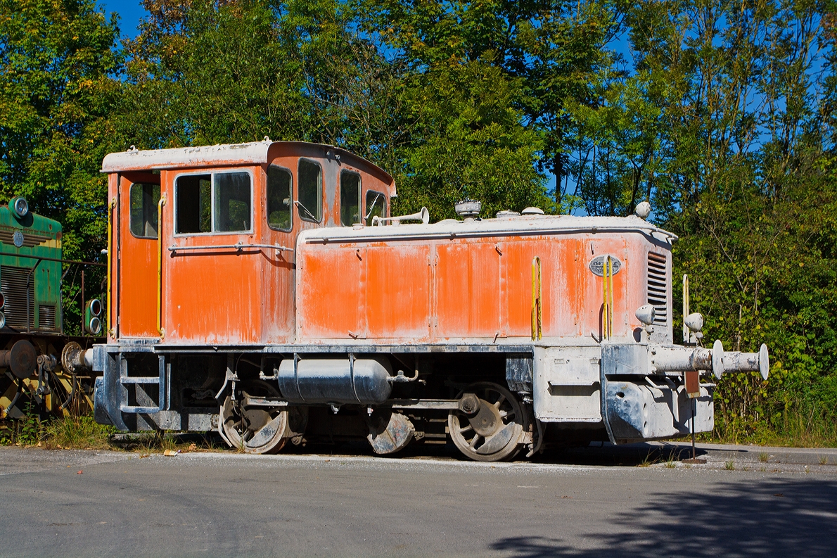 
Die Deutz N� 56580 Werkslok der Rheinkalk Grevenbr�ck GmbH (ehem. Grevenbr�cker Kalkwerke GmbH) abgestellt am 29.09.2013 in Lennestadt-Grevenbr�ck (aufgenommen vom Gehweg aus). 

Die normalspurige Lok vom Typ Deutz A12L 614 R wurde 1957 von Deutz unter der Fabriknummer 56580 gebaut und an Albert Sonnenberg GmbH in D�sseldorf geliefert. 1974   ging sie �ber einen H�ndler an Union Deutsche Lebensmittelwerke GmbH, Werk Fettraffinerie Brake (Brake  1  ), bis sie 2003 wieder �ber einen H�ndler zum Kalkwerk kam.

 Mit ca. 200 PS stellte die A12L 614 R die st�rkste zweiachsige Maschine im Programm der Maschinen mit luftgek�hlten Motoren dar.
