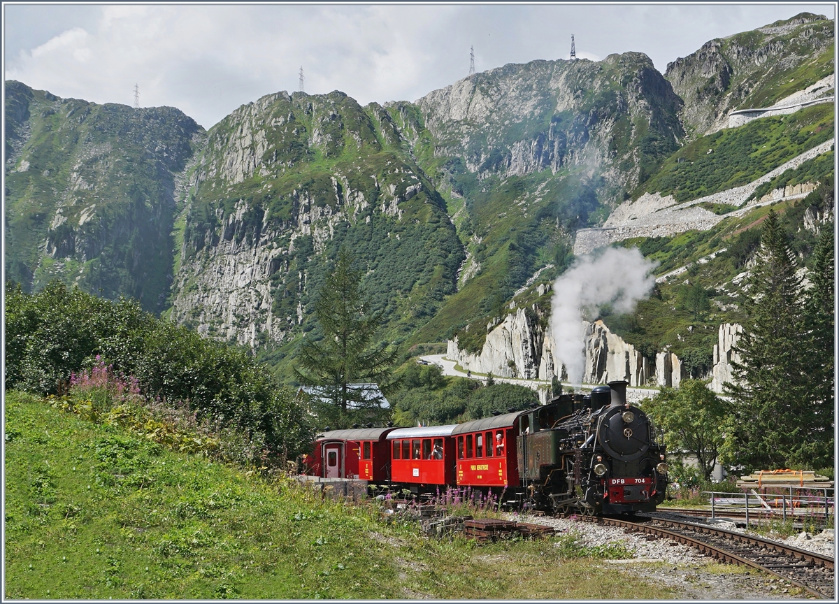 Die DFB HG 4/4 704 verlässt mit ihrem Extrazug den Bahnhof Gletsch, (Eine Version ohne Furkastrasse im Vordergrund) 

31. August 2019
