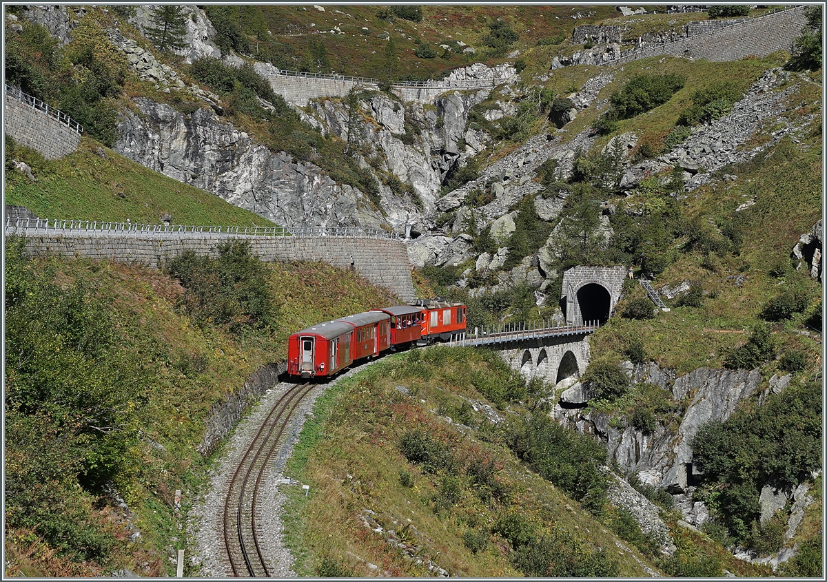 Die DFB HGm 4/4 61 ist mit ihrem Dieselzug 238 von Oberwald nach Gletsch unterwegs und erreicht nun den 548 Meter langen  Gletsch  Kehrtunnel.

30. September 2021