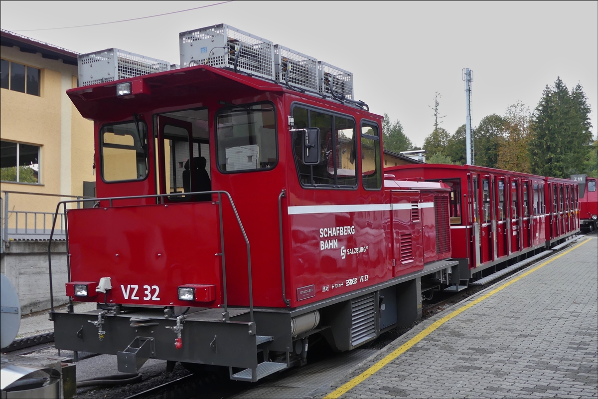 Die Diesel-Elektrische Lok VZ 32 der Schafbergbahn steht an der Talstation mit den Wagen bereit die Fahrg�ste auf den Schafberg hoch zu bef�rdern. 19.09.2018 (Jeanny)
Lok Daten: Gebaut von Stadler Rail AG, Baujahr 2016, Dieselmotor OM 502 LA mit 480 kW, Achsfolge BO(zz), Zahnradsystem von ABT, Spurweite 1000mmm, L.�.P: 7732 mm, Breite 2700 mm, H�he 3795 mm, Gewicht 18,3 t, Achsstand 4050 mm,  Vmax 15 km/h, Fahrtdauer  35 min. 