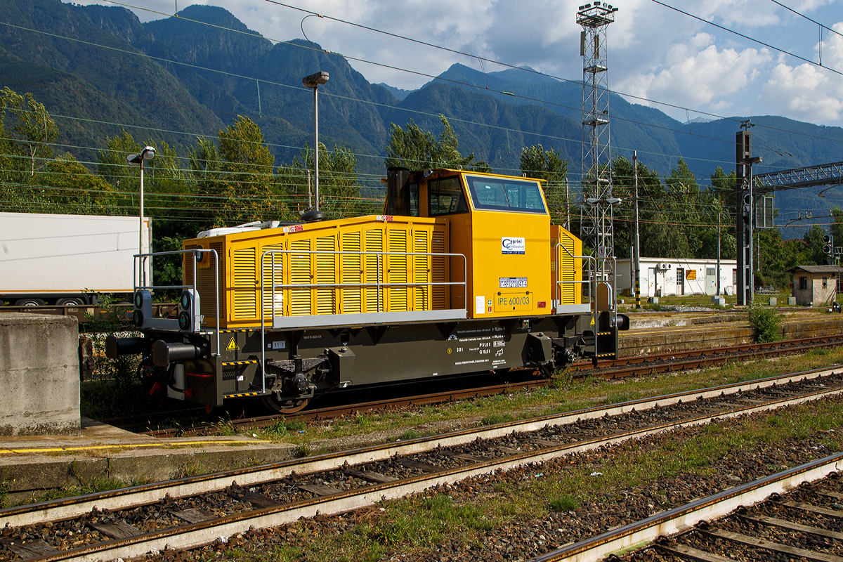 Die Diesellok IT-RFI 270847-4 eine zweiachsige dieselhydraulische IPE Locomotori 2000 Rangierlokomotive vom Typ IPE 600 der Ceprini Costruzioni Srl (Orvieto) ist am 07.09.2021 im Bahnhof Domodossola abgestellt.

Die IPE Locomotori 2000 srl ist der einzige italienische Hersteller f�r die Produktion von Rangierlokomotiven. IPE Locomotori 2000 in Nogarole Rocca (VR) arbeitet mit der Vossloh Locomotives Group technisch zusammen. Die neue Lokomotive IPE600 ist eine Maschine, die f�r den Umschlag von G�tern und / oder als Arbeitsmittel. Die geringe Gr��e der Lokomotive und ihre zentrale Kabine erm�glichen eine weite Sicht und maximale Sicherheit bei Rangier- und Arbeitseins�tzen. Neben dem konventionellen Dieselantrieb, mit dem eine H�chstgeschwindigkeit von 60 km/h erreicht werden kann, hat die Lokomotive ein hydrostatisches Getriebe f�r Langsamfahrten (H�chstgeschwindigkeit 5 km/h).

TECHNISCHE DATEN:
Spurweite:  1.435 mm (Normalspur)
Achsformel:  A'A'
Bauart: zweiachsige dieselhydraulische Lokomotive
L�nge �ber Puffer: 10.000 mm
Achsabstand: 6.000 mm
Triebraddurchmesser: 920 mm (neu) / 850 mm (abgenutzt)
Dienstgewicht:  30 t
H�chstgeschwindigkeit:  60 km/h 
Motor: 6-Zylinder vier Takt Dieselmotor vom Typ IVECO FPT CURSOR C13 500
Motorhubraum: 12,9 Liter
Motorleistung: 368kW (494PS)
Kleister befahrbarer Gleisbogen: R = 150 m