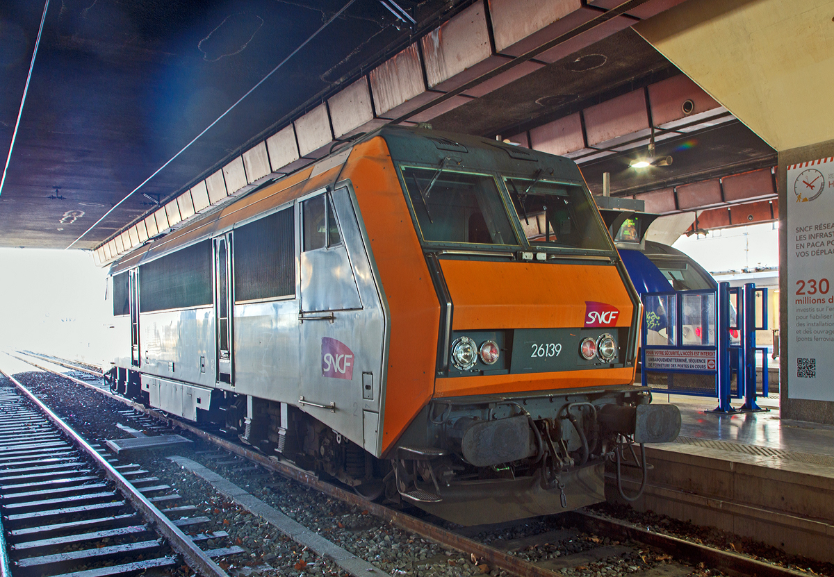 
Die diesen Lichtverhältnissen hat es auch meine Kamera schwer....Ich hätte sie gerne von der anderen Seite fotografiert, aber dort war sie beschmiert.

Die Sybic BB 26139 der SNCF steht am 26.03.2015 im Marseille Saint-Charles.
