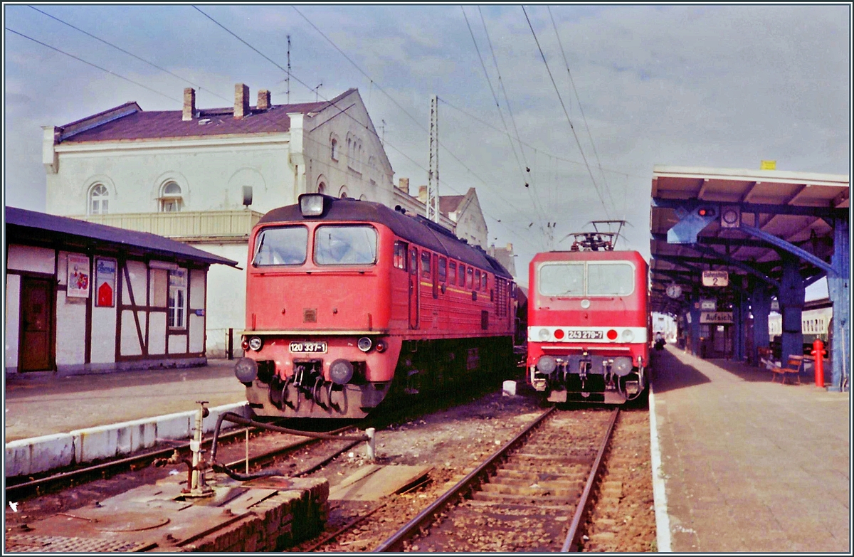 Die DR 120.337-1 und 243 279-7 warten in Güstrow auf die Abfahrt. 

Analogbild vom September 1990