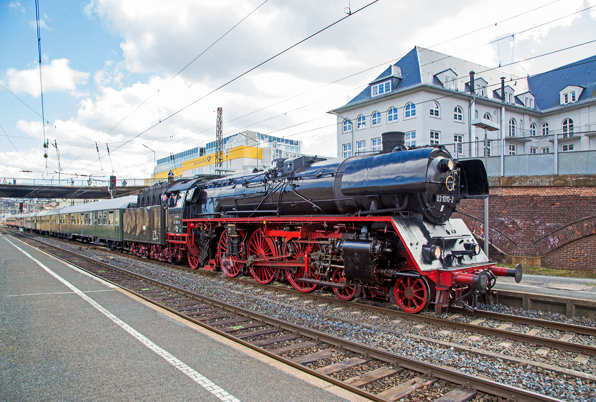 Die Dreizylinder-Schnellzug-Dampflokomotive 03 1010-2, ex DR 03 0010-3,  der Traditionsgemeinschaft Bw Halle P e.V. fährt am 05.04.2015 mit dem Dampfsonderzug (Osterfahrt) der Eisenbahnfreunde Treysa e.V. in den Hauptbahnhof Siegen ein.  

Die Lok wurde 1940 von der Lokomotivfabrik Borsig in Berlin unter der Fabriknummer 14921gebaut, der Kessel (ReKo-Kessel) wurde 1959 vom Raw Meiningen unter Fabriknummer 23 gebaut. Die meisten Lok bekamen im Rekonstruktionsprogramm eine Mischvorwärmer-Anlage, jedoch nicht die 03 1010 sie behielt ihre Oberflächenvorwärmer. Da die Lok mit Riggenbach-Gegendruckbremsen ausgestattete Lokomotiven, bei der VES M in  Halle vorwiegend als Bremslokomotiven eingesetzt wurden. Der gekuppelte Tender ist von der ehem. 03 1016. 

Vom August 1967 bis Januar 1982 wurde die Lok mit einer Ölfeuerung eingesetzt und fuhr somit als DR 03 0010-3.

Eigentümer der Lok ist das DB Museum Nürnberg, sie ist eine Leihgabe an den Förderverein Schnellzugdampflok 03 1010 e.V. Seit Juli 2011 ist die Lok wieder betriebsfähig. Im August 2014 erhielt die Lok im DLW Meiningen eine Kesseluntersuchung. Im Verlauf ihres Lokomotivlebens hat die 03 1010 bisher mehr als 2,3 Millionen Kilometer zurückgelegt, seit der Wiederinbetriebnahme sind es schon über 80.000 km.
Die angeschriebene NVR-Nummer ist 90 80 0013 010-8 D-HLP.

Der geplante Schnellzugverkehr mit Dampflokomotiven bei der  Deutschen Reichsbahn zum Ende der 1930er Jahre, erforderte für den  Einsatz auf Strecken mit nur 18 t Achslast eine Weiterentwicklung der  erfolgreichen, aber mit 130 km/h zu langsamen Baureihe 03. Wie auch bei  der Baureihe 01, entschied sich die Hauptverwaltung der Reichsbahn für  den Bau einer Dreizylinder-Lokomotive mit Stromlinienverkleidung. 

Die Baureihe 03.10 erhielt ein Dreizylindertriebwerk mit  einfacher Dampfdehnung, wobei das mittlere Triebwerk (Innenzylinder) die 1.  Kuppelachse und die beiden Außentriebwerke die 2. Kuppelachse antreiben.  Mit dem Drillingstriebwerk wurde eine höhere Laufruhe im Bereich der  Höchstgeschwindigkeit erreicht. Die ursprüngliche Höchstgeschwindigkeit  der Maschinen von 150 km/h ist im Jahr 1941 auf Verfügung des  Reichsverkehrsministeriums auf 140 km/h herabgesetzt worden, dies hat heute noch bestand.

Nach dem Ende des Zweiten Weltkrieges blieben insgesamt 21 Lokomotiven der Baureihe 03.10 im Bestand der Deutschen Reichsbahn der DDR. Schon kurz nach dem Krieg entfernte man die nun unnötig  gewordene Stromlinienverkleidung von den Lokomotiven. Zur Deutschen Bundesbahn kamen 26 Maschinen von denen die letzte bereits 1966 ausgemustert und verschrottet wurde.

Technische Daten:
Spurweite: 1.435 mm
Bauart:  2'C1' h3
Gattung: S 36.18
Dienstgewicht (Lok und Tender):   164,7 t
Radsatzfahrmasse: 18,8 t
Länge über Puffer: 23.905 mm
Leistung:  ca. 1.900 PS
Höchstgeschwindigkeit: 140 km/h
Treibraddurchmesser: 2.000 mm
Laufraddurchmesser vorn: 1.000 mm
Laufraddurchmesser hinten: 1.250 mm
Steuerungsart: 	für Außen- und Innentriebwerk unabhängig voneinander arbeitende Heusinger Steuerung
Zylinderanzahl: 	3
Zylinderdurchmesser: 	470 mm
Kolbenhub:  660 mm
Kesselüberdruck:  20 bar
Rostfläche: 3,89 m²
Überhitzerfläche: 72,22 m²
Verdampfungsheizfläche: 203,15 m²
Tender: 2'2 T 34
Brennstoffvorrat: 10t (Kohle)
Wasserkasteninhalt: 34 m³

Quellen: http://www.03-1010.de/index.html  und http://www.eisenbahn-museumsfahrzeuge.com
