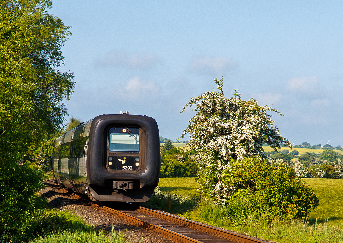 Die DSB Gumminase bzw. der DSB IC 3 – MFB 5292 / FF 5492 / MFA 5092 (DSB-Baureihe MF) fährt am 12.06.2015 als EC 31 (Hamburg - Lübeck - Puttgarten - Rödby - Kopenhagen), hier auf der „Vogelfluglinie“ beim Bü 69,8 der Bahnstrecke Lübeck–Puttgarten (KBS 141) bei Großenbrode .

