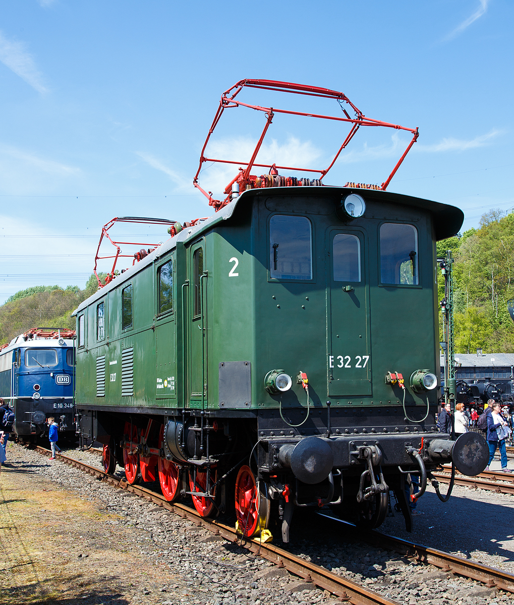 Die E 32 27, ex 132 027-4, ex Bay. EP 2 20 027 am 30.04.2017 im Eisenbahnmuseum Bochum-Dahlhausen.

Die Deutsche Reichsbahn Gruppenverwaltung Bayern beschaffte zwischen 1924 und 1926 29 Elektrolokomotiven der Baureihe EP 2 für den leichten Personenzugdienst. Sie trugen die bayerische Bezeichnung EP2 20 006 bis 034, bevor sie die DR-Baureihenbezeichnung E 32 erhielten (nach 1968 DB BR 132). Die Nummern 01 bis 05 blieben unbesetzt, da sie zuvor schon der Bayerischen EP1 (spätere E 62) zugeteilt worden waren. Konstruktiv baut die E 32 auf zahlreiche Vorkriegskonstruktionen.  Sie wurde mit zwei Motoren der bayr. ES 1 (E 16) und einer Vorgelegewelle auf die schräge Treibstange ausgerüstet. Die E 32 wurde auf allen oberbayrischen Strecken eingesetzt. Viele Teile der Lokomotive waren mit denen der E 16 identisch.

24 Lokomotiven wurden von der Deutschen Bundesbahn nach dem Zweiten Weltkrieg übernommen, fünf Lokomotiven mussten als Kriegsverluste ausgemustert werden. Ende der 1960er Jahre waren noch 19 Lokomotiven im Fahrdienst vorhanden, die im Raum München und Freiburg im Rangier- und leichten Personenzugdienst eingesetzt waren. Im Jahr 1968 wurden noch 22 Maschinen in die EDV-Baureihenbezeichnung 132 umgezeichnet, der Einsatz endete am 1. August 1972, als die letzten acht 132 ausgemustert wurden.

Technik
Die beiden Fahrmotoren und die Vorgelegewelle waren tief angeordnet. Das ermöglichte einen niedrigen Schwerpunkt und eine kürzere Treibstange zur Blindwelle im Vergleich zu den Vorgängerlokomotiven. Hinten war die Lokomotive mit einer Bisselachse versehen. Vorn waren die führende Laufachse und die erste Kuppelachse zu einem Krauss-Helmholtz-Lenkgestell vereinigt. Die zweite Kuppelachse hatte spurkranzgeschwächte Räder und war ebenso wie die dritte Kuppelachse fest im Rahmen gelagert.

Der Rahmen war als Innenrahmen mit 25 mm Blechstärke ausgelegt. Er war durch die Pufferbohlen und Querträger versteift. Der Lokkasten bestand aus einem Blechstahlgerippe und das Dach aus verbleitem Stahlblech. Zwei Dachsegmente waren abnehmbar gestaltet. Die Stirnseiten des Lokkastens waren mit mittleren Übergangstüren, Übergangsbrücken und Seitenschutz ausgestattet. In den Seitenwänden waren Öffnungen für den Tausch bestimmter Aggregate vorhanden.

Der Haupttransformator war ein ölgekühlter Transformator mit Fremdlüftung. Auf seiner Sekundärseite waren 13 Anzapfungen für die Steuerung der Fahrmotoren, eine für die Steuerung sowie die Hilfsbetriebe und zwei für die Zugheizung vorhanden. Die Steuerung war eine handbetriebene Schlittenschaltung. Sie besaß eine Schnellauslösung für jeden Fahrmotor in jeder der 13 Fahrstufen. Die Fahrtrichtungsänderung wurde über einen druckluftbetätigten Walzenschalter vorgenommen. Die zwölfpoligen Fahrmotoren waren mit denen der DR-Baureihe E 16 gleich. Sie hatten eine maximale Drehzahl von 960 mm−1 und besaßen Wendepole. Die Lokomotivbeleuchtung war original von einem Bordnetz von 24 V = gesteuert, dieses wurde von einem Beleuchtungsgenerator bzw. der Batterie gespeist. Die Lokomotiven besaßen eine Wegabhängige Sifa.


TECHNISCHE DATEN:
Gebaute Anzahl:  29
Hersteller: 	BBC, Maffei
Baujahre: 	1924 bis 26 
Spurweite: 	1.435 mm (Normalspur)
Achsformel: 1'C1'
Länge über Puffer: 13.010 mm
Gesamtradstand:  8.950 mm
Dienstgewicht:  84,8 t
Höchstgeschwindigkeit: 75 km/h (E 32.0)
Stundenleistung:  1.170 kW
Dauerleistung: 1.010 kW
Anfahrzugkraft: 107 kN
Dauerzugkraft: 58 kN
Treibraddurchmesser: 	1.400 mm
Laufraddurchmesser: 	850 mm
Stromsystem:  15 kV 16 2/3 Hz AC
Anzahl der Fahrmotoren:  2 Doppelmotoren
Antrieb: Schrägstangenantrieb
