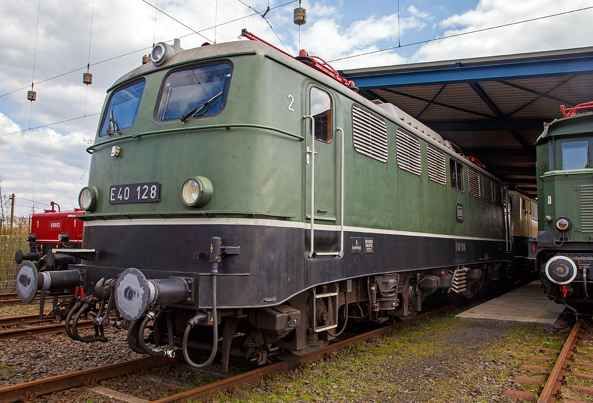 Die E 40 128 bzw. 140 128-0 (91 80 6 140 128-0 D-DB) am 09.04.2016 im DB Museum Koblenz-Lützel. 

Die Lok wurde 1959 von Krauss Maffei unter der Fabriknummer 18539 gebaut, der elektrische Teil ist von den Siemens Schuckertwerke, und an die Deutschen Bundesbahn als E40 128 geliefert.

Die ab dem Jahr 1968 als Baureihe 140 geführten Loks sind technisch gesehen eine E 10.1 ohne elektrische Bremse, jedoch mit geänderter Übersetzung des Getriebes.
Mit 879 Exemplaren ist die E 40 die meistgebaute Type des Einheitselektrolokprogramms der Deutschen Bundesbahn. Ihre zulässige Höchstgeschwindigkeit betrug am Anfang entsprechend ihrem vorgesehenen Einsatzgebiet im mittelschweren Güterzugdienst 100 km/h, diese wurde im Juni 1969 jedoch auf 110 km/h erhöht, um die Züge zu beschleunigen und die Loks auch besser im Personen-Berufsverkehr einsetzen zu können.

TECHNISCHE DATEN:
Spurweite: 1.435 mm
Achsanordnung: Bo´Bo´
Länge über Puffer: 16.440 mm
Drehzapfenabstand: 7.900 mm
Achsstand in den Drehgestellen: 3.400 mm
Gesamtachsstand: 11.300 mm
Treibrad-Durchmesser: 1.250 mm
Dienstgewicht:  86t
Achslast: 21,5t
Zulässige Höchstgeschwindigkeit: 110 Km/h
Stromsystem: Einphasen-Wechselstrom 15 000 V, 16 ²/³ Hz
Nennleistung: 3.700 kW (5.032 PS)
Zugkraft: 336 kN
Nennleistung Trafo: 4040 kVA
Anzahl Fahrstufen:  28
Anzahl Fahrmotoren:  4
Fahrmotor-Typ: SSW WB 372

Beschaffungskosten:  ca. 1.226.000 DM

Wie alle Lokomotiven des Einheitslokomotivprogramms hatte die Baureihe E 40 als geschweißte Kasten-Konstruktionen mit Drehzapfen ausgeführte Drehgestelle und geschweißte Kastenaufbauten mit Lüftergittern. Die ebenfalls geschweißten Lokkästen unterscheiden sich im Wesentlichen nur durch ihre Länge und die Anordnung von Seitenfenstern und Lüftergittern von den anderen Einheitslokbaureihen. Der Rahmen stützt sich über Schraubenfedern und Gummielemente auf die Drehgestelle ab. Als Bremse wird eine indirekt wirkende Druckluftbremse Bauart Knorr und zum Rangieren eine direkt wirkende Zusatzbremse verwendet. Die Bremsklötze der E 40 sind im Vergleich zu denen der E 10 kleiner ausgeführt.

Die Fahrmotoren sind 14-polige Motoren vom Typ WB 372, wie sie später auch bei den Baureihen 111 und 151 weiterverwendet wurden. Wie bei allen Loks des Einheitslokprogramms wurde der Gummiringfeder-Antrieb der Siemens-Schuckertwerke (SSW) eingesetzt, der sich bei den ersten E 10.0 überdurchschnittlich gut bewährt hatte.

Auf dem Dach befinden sich die Scheren-Stromabnehmer Bauart DBS 54a, daran schließen sich die obligatorischen Dachtrenner, der Druckluft-Hauptschalter und Oberspannungswandler zur Überwachung der Spannung des Fahrdrahts an. Die Transformatoren sind Dreischenkel-Trafos mit Ölkühlung, an denen das Schaltwerk mit 28 Fahrstufen angeschlossen ist. Die Steuerung ist als Nachlaufsteuerung ausgelegt, bei der der Lokführer die Fahrstufe vorwählt und das Schaltwerk die gewählte Stellung selbsttätig anläuft. Im Notbetrieb ist eine Handsteuerung über eine Kurbel, oder ab 140 757, mit einer Auf/Ab-Flippersteuerung möglich