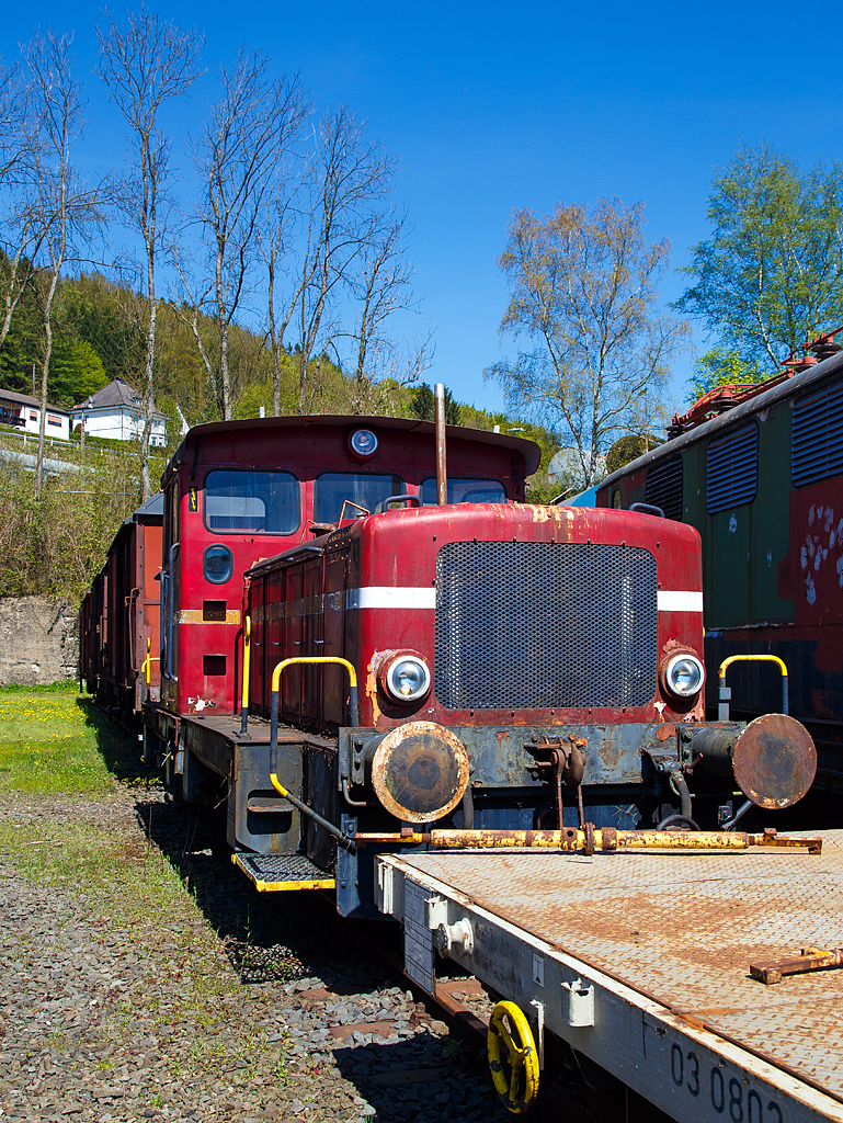 
Die EFO 104, ex Industrielok Bayer 104 (der Bayer AG, Leverkusen), eine Jung-Doppellok (Umbau aus meterspurigen Werksloks 5+6), am 05.05.2016 im Eisenbahnmuseum Dieringhausen, leider etwas verdeckt. 

Die Lok Nr. 104 entstand 1965 zusammen mit ihren Schwestern, Nr. 106 und 107, aus 6 meterspurigen 2-achsigen Diesellokomotiven der Firma Jung vom Typ LC 12 B nach der Stillegung des meterspurigen Werksbahnnetzes im Bayer-Werk Anfang der 1960er Jahre. Mit großem technischen und wahrscheinlich auch finanziellen Aufwand wurden die beiden meterspurigen Diesellokomotiven mit den Jung Fabriknummern 13028 und 13029  (Baujahr 1955) bei der Lokomotivfabrik Jung in Jungenthal zur regelspurigen Doppel-Diesellok Nr. 104 der Eisenbahn Köln-Mühlheim - Leverkusen der Farbenfabrik Bayer AG umgebaut.

Technische Daten von der Lok:
Spurweite: 1.435 mm
Achsfolge: B´B´
Motor: Deutz A 6 M 517
Leistung: 2 X 122 PS
Breite: 2.950 mm
Höhe: 3.660 mm
Länge über Puffer: 9.890 mm
Kleinster befahrb. Gleisbogen: R 40 m
Dienstgewicht: 39,4 t
Kraftübertragung: Gelenkwellen
Bremse:Westinghouse-Druckluftbremse,
1Kammerbremse auf alle 4 Radsätze, Trommelbremse mit je 2 Backen