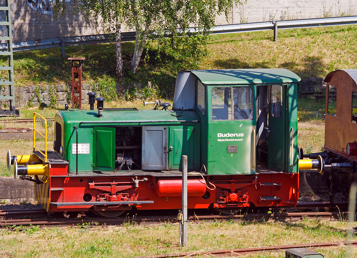 Die ehemalige Buderus Werk Eibelshausen Nr. 1, ex Hochofenwerk Oberscheld der Hessische Berg- und H�ttenwerke AG (sp�ter Buderus AG), heute Eigentum der Herborner Eisenbahnverein e. V., hier am 20.07.2013 in Herborn. 

Die Lok vom Typ O&K - MV 6 a wurde 1957 von O&K f�r das Hochofenwerk Oberscheld gebaut. 
Technische Daten: 
Spurweite: 1.435 mm 
Achsfolge: B
Dienstgewicht:  20 t
H�chstgeschwindigkeit: 30 km/h
L�nge �ber Puffer:  6500 mm
Raddurchmesser:  850 mm
Motor: wassergek�hlter 6 Zyl.-Reihen-Dieselmotor 
Leistung:  125 PS bei 1300 U/min
Leist.-�bertragung: hydraulisch (Voith-Turbo-Getriebe L 33)
Bremse:  Knorr Druckluftbremse