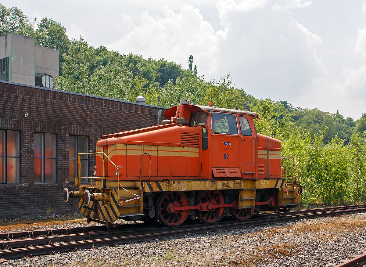
Die ehemalige Lok 52 der VSG - Vereinigte Schmiedewerke GmbH, Werk Hattingen, ex Ruhrstahl 34, am 05.06.2011 im LWL-Industriemuseum Henrichshütte in Hattingen. 

Die Lok vom Typ DH 500 Ca wurde 1962 von Henschel unter der Fabriknummer 30326 gebaut und als Lok 34 für die Ruhrstahl AG, Henrichshütte in Hattingen (ab 1964 Rheinstahl Hüttenwerke A G und ab 1975 Thyssen Henrichshütte AG) geliefert. 

Die Lokomotive Henschel DH 500 Ca ist eine dreiachsige dieselhydraulische Lokomotive die von den Henschel-Werken gebaut wurde. Sie war für den Einsatz im Rangierdienst vorgesehen. Die Lok gehört zur sogenannten 3. Generation der Henschel-Loks. Die Loks dieser Baureihe wurden mittels außenliegender Blindwelle und Kuppelstangen angetrieben. Durch die außenliegende Blindwelle war der Achsstand reduziert.

Die Henschel DH 500 Ca wurde zwischen 1959 und 1971 in 89 Exemplaren gebaut. Ein Großteil ging an Unternehmen der deutschen Montanindustrie. Acht Lokomotiven wurden nach Spanien geliefert, sieben in die Schweiz und vier nach Norwegen. Die Sudan Railway Corporation bestellte insgesamt 21 Lokomotiven und neun gingen an die Ghana Railway Corporation.
  	 
TECHNISCHE DATEN:
Gebaute Anzahl:  89
Hersteller: 	Henschel
Baujahre: 	1959–1971
Spurweite: 	1.435 mm (Normalspur)
Achsformel: C
Länge über Puffer:  8.900 mm
Höhe:  4.240 mm
Breite: 3.040 mm
Fester Radstand:  3.000 mm
Kleinster bef. Halbmesser: 	50 m
Leergewicht:  54 t
Höchstgeschwindigkeit: 	30 km/h / 60 km/h
Installierte Leistung:  365 kW (500 PS)
Treibraddurchmesser: 	1.250 mm
Motorentyp:  Mercedes-Benz MB 836 Bb
Nenndrehzahl: 1.500/min
Leistungsübertragung: 	hydraulisch
Tankinhalt:  1.100 l
