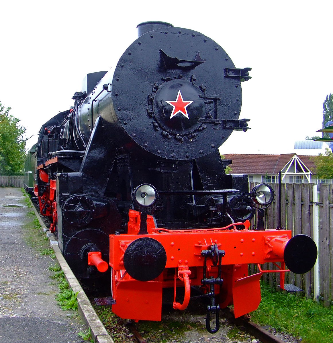 Die ehemalige S�D TЭ-3915, ex S�D 1042.283-0, strategische Reserve), ex ČSD 52 3915, ex DR 52 3915, am 02.10.2010 im Technik Museum Speyer.

Die Lok der Baureihe 52 (Kriegsdampflokomotive 1 - KDL 1) wurde 1944 von der Maschinenbau und Bahnbedarf Aktiengesellschaft, vormals Orenstein & Koppel (MBA) in Berlin unter der Fabriknummer 14169 f�r die Deutschen Reichsbahn gebaut. 

Weiterer Lebenslauf:
1945 	bis 1950 als ČSD 52 3915 der Československ� St�tni Dr�hy (CSSR) 
1950 bis 1952 als S�D 52 3915 des Ministerstvo putej soob�čenija (UdSSR) 
Von 1950 bis 1962 war die Lok auf der Spurweite 1.524 mm (Breitspur) im Einsatz.
1952 	Umzeichnung in S�D TЭ-3915
1984 	Umzeichnung in  S�D 1042.283-0
1992 	bis 1995 BČ1042.283-0 wei�russische Staatsbahn
1995 wurde die Lok durch einen deutschen Gastronom von der wei�russischen Staatsbahn erworben. Im Dezember 1995 wurde die Lok als betriebsf�hige Attraktion auf eigener Achse nach Bigge (Olsberg-Bigge) �berf�hrt. Bis Frankfurt/Oder fuhr die Lok aus eigener Kraft, musste dann aber - aufgrund deutscher Vorschriften - auf dem letzten St�ck bis Bigge geschleppt werden. Der private Eigent�mer wollte mit der Lok Werbefahrten f�r seinen Gastronomiebetrieb veranstalten, musste das Vorhaben aber aufgeben. Im Juli 1998 wurde die Lok dann in das Technikmuseum nach Speyer �berf�hrt. Im Herbst 2008 erhielt die Lok eine optische Aufarbeitung mit Neulackierung.

Die Lok ist mit dem Tender der TЭ-5293 (52 5293) gekuppelt und mit einer kleinen SZD-Rauchkammert�r und H�lsenpuffer ausgestattet.

Mitte der 1990er Jahre wurde die Lok durch einen deutschen Gastronom von der wei�russischen Staatsbahn erworben. Im Dezember 1995 wurde die Lok als betriebsf�hige Attraktion auf eigener Achse nach Bigge (Olsberg-Bigge) �berf�hrt. Bis Frankfurt/Oder fuhr die Lok aus eigener Kraft, musste dann aber - aufgrund deutscher Vorschriften - auf dem letzten St�ck bis Bigge geschleppt werden. Der private Eigent�mer wollte mit der Lok Werbefahrten f�r seinen Gastronomiebetrieb veranstalten, musste das Vorhaben aber aufgeben. Im Juli 1998 wurde die Lok dann in das Technikmuseum nach Speyer �berf�hrt. Im Herbst 2008 erhielt die Lok eine optische Aufarbeitung mit Neulackierung.
