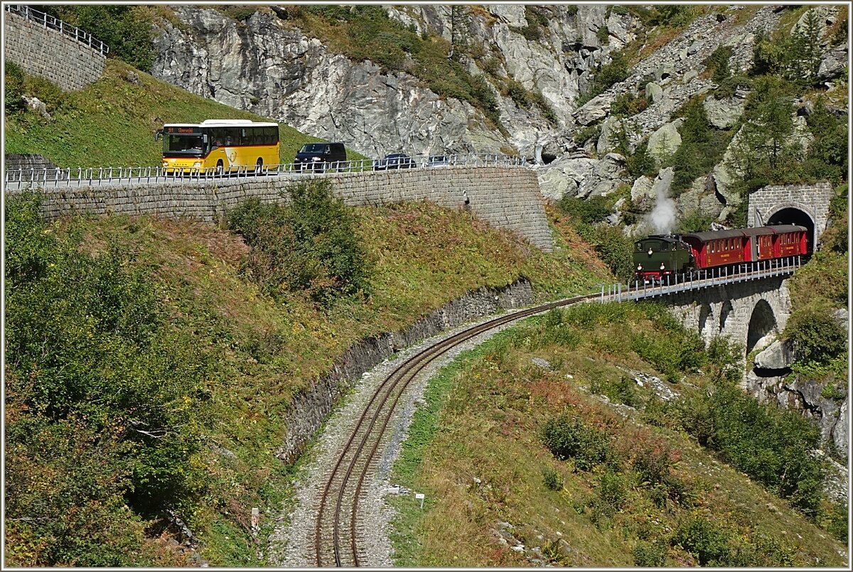 Die einen Fahrg�ste benutzen den Postbus, die anderen geniessen die Fahrt im Zug mit der Dampflok HG 4/4 704 von Gletsch nach Oberwald
(30.09.2021)
